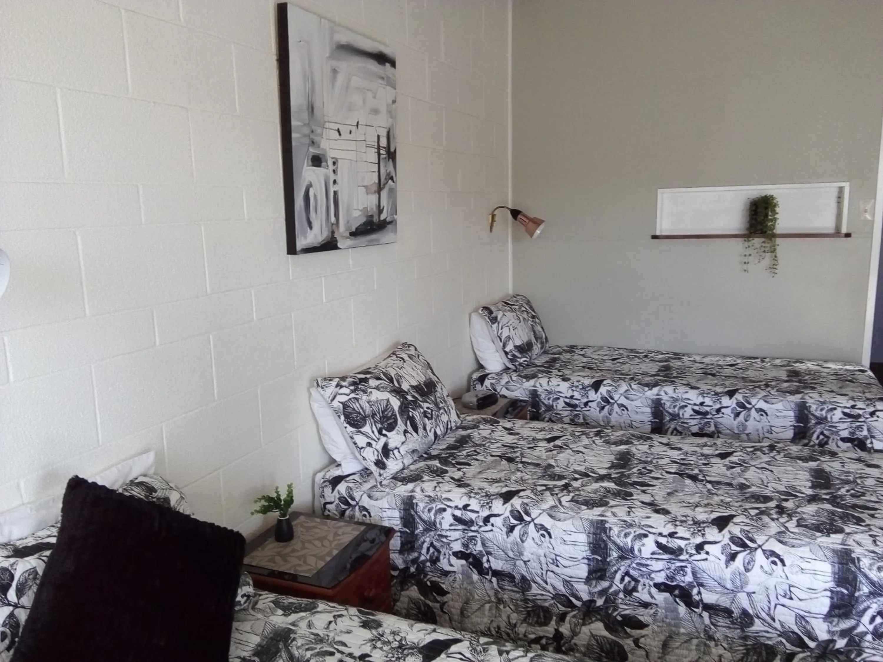 Bed in Redwood Lodge Motel