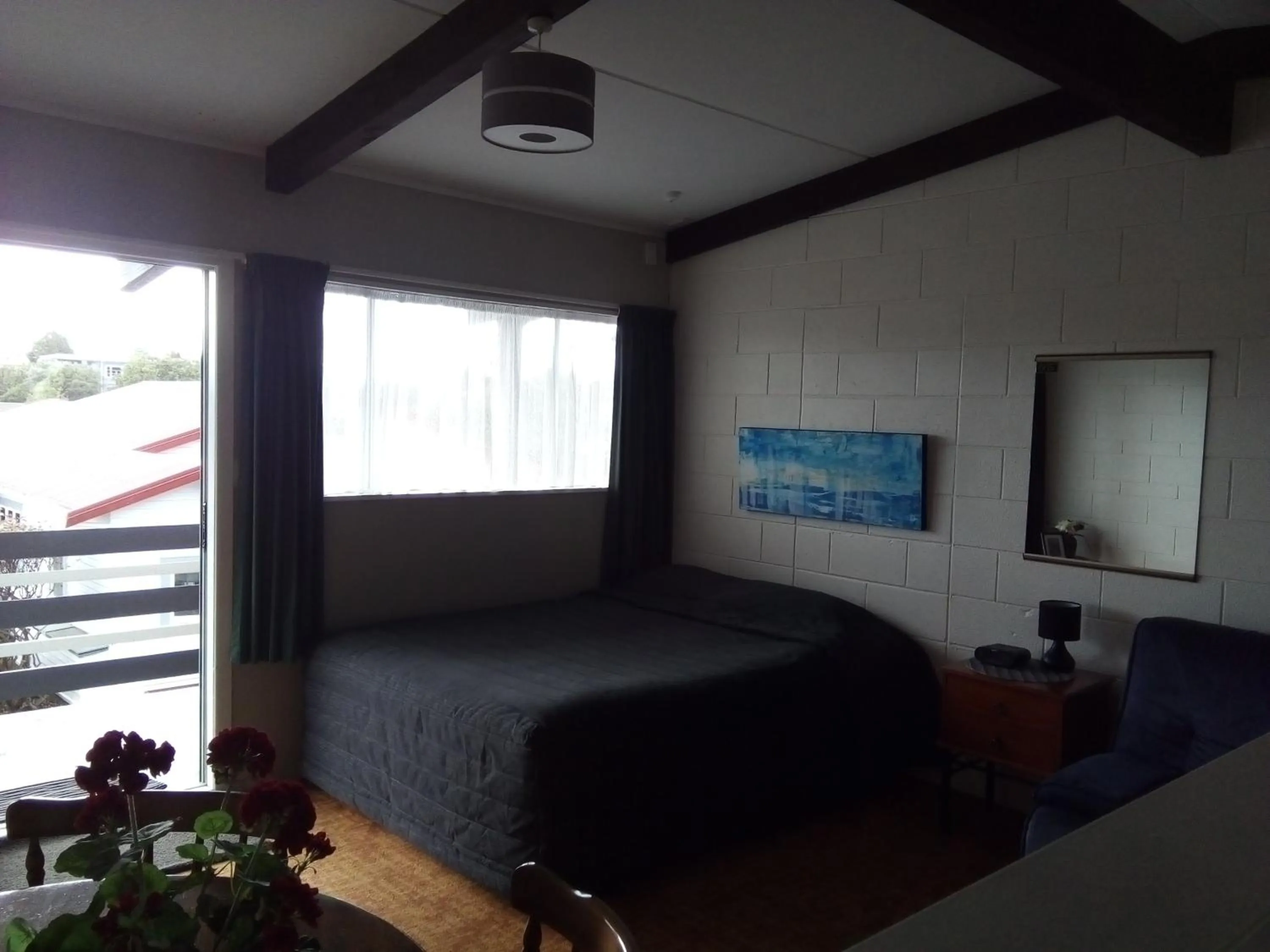 Bed in Redwood Lodge Motel