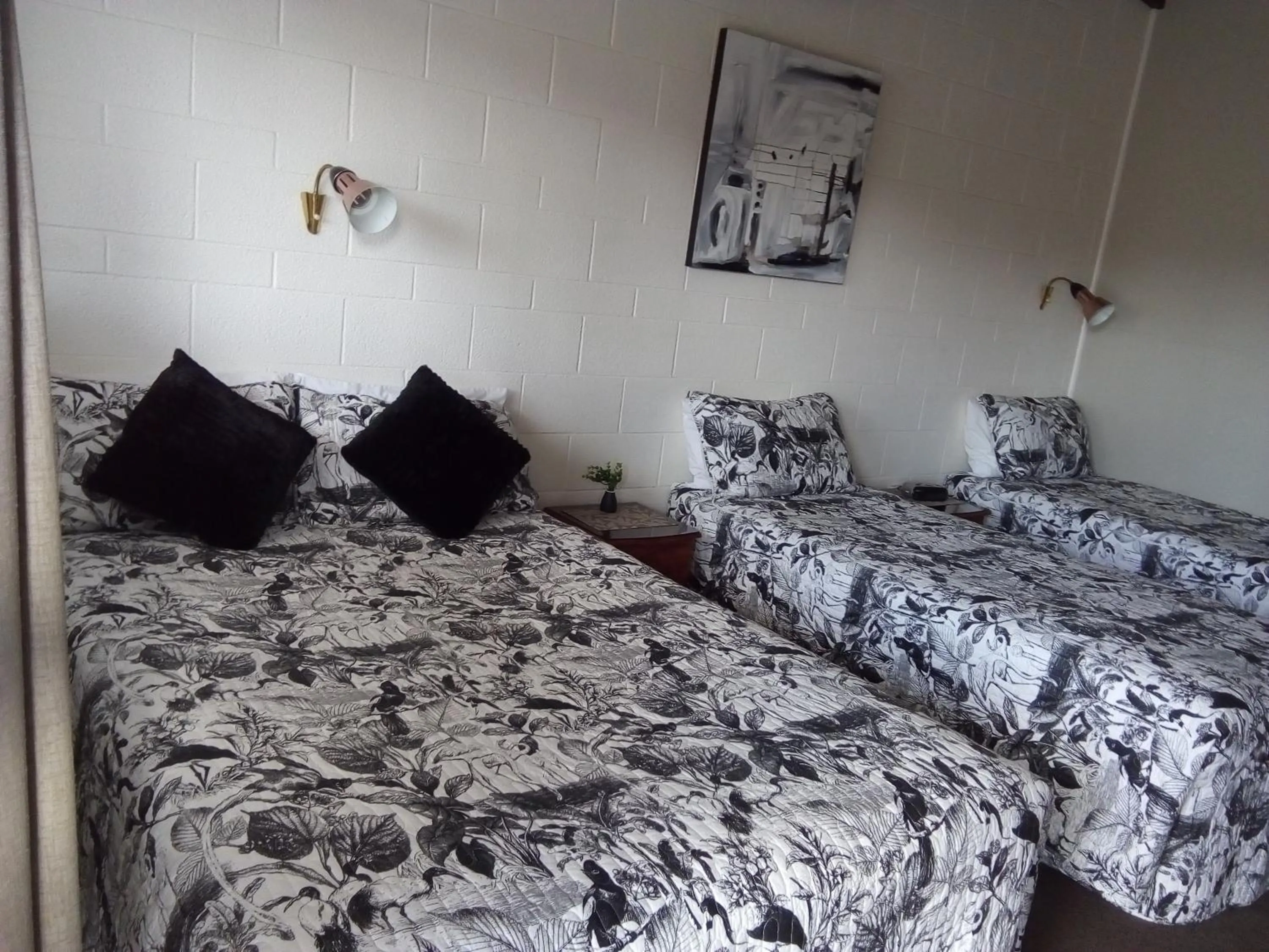 Bed in Redwood Lodge Motel