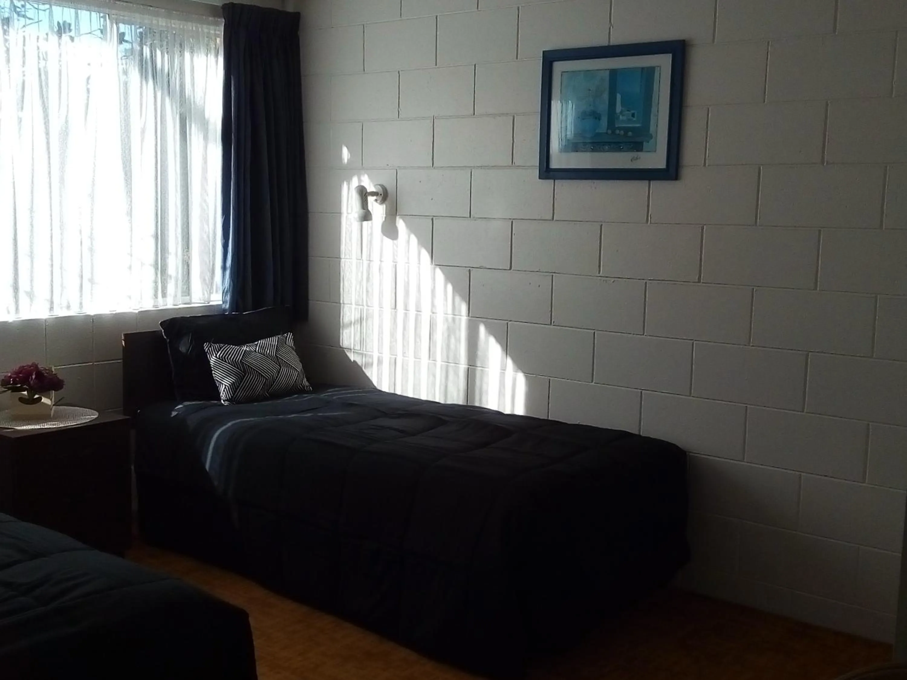 Bed in Redwood Lodge Motel