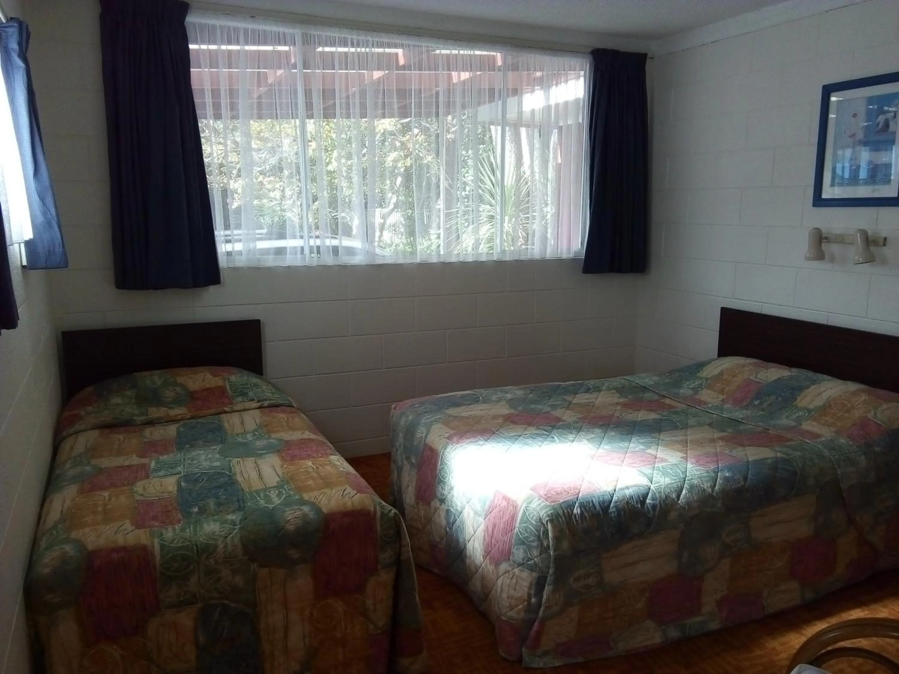 Bed in Redwood Lodge Motel