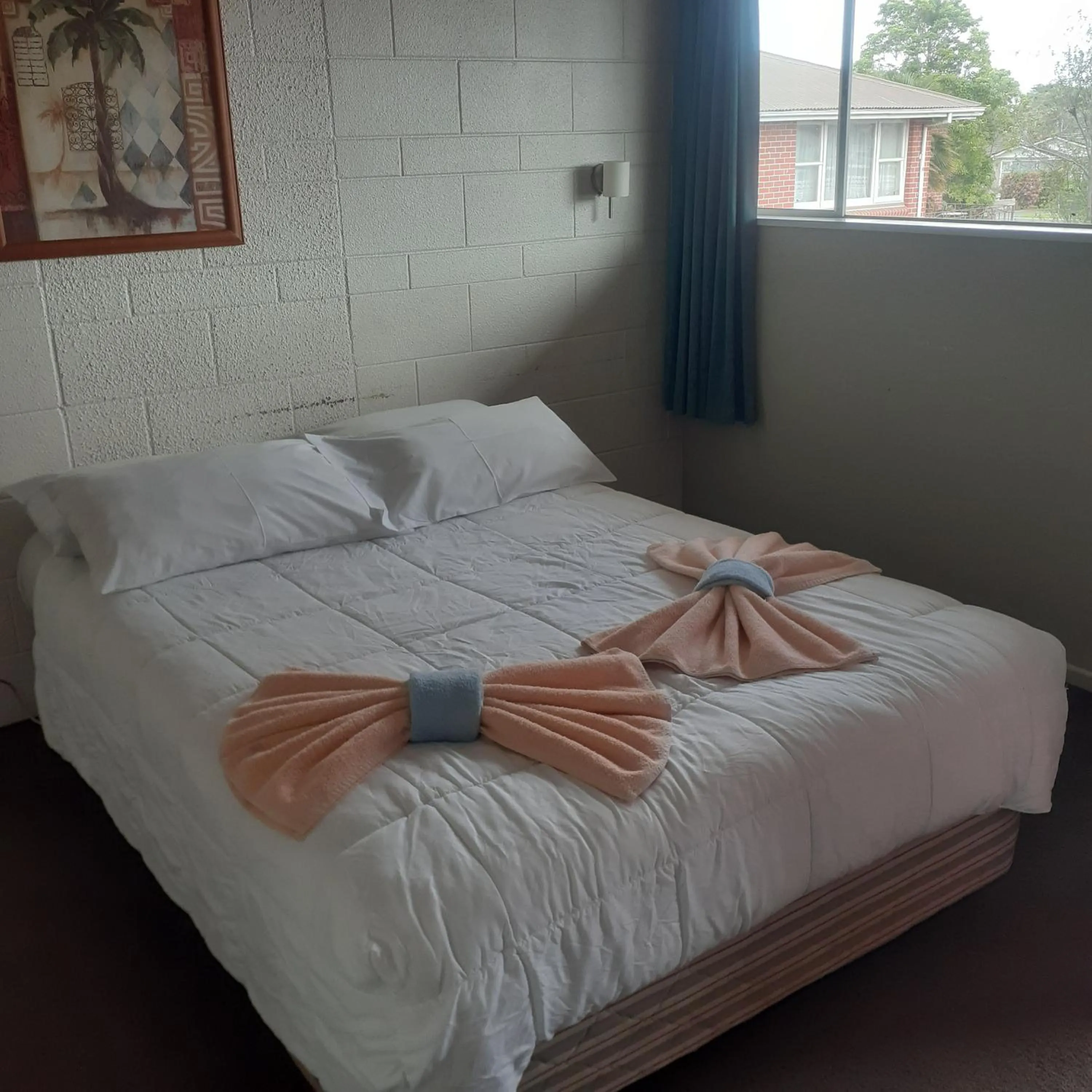 Bed in Redwood Lodge Motel