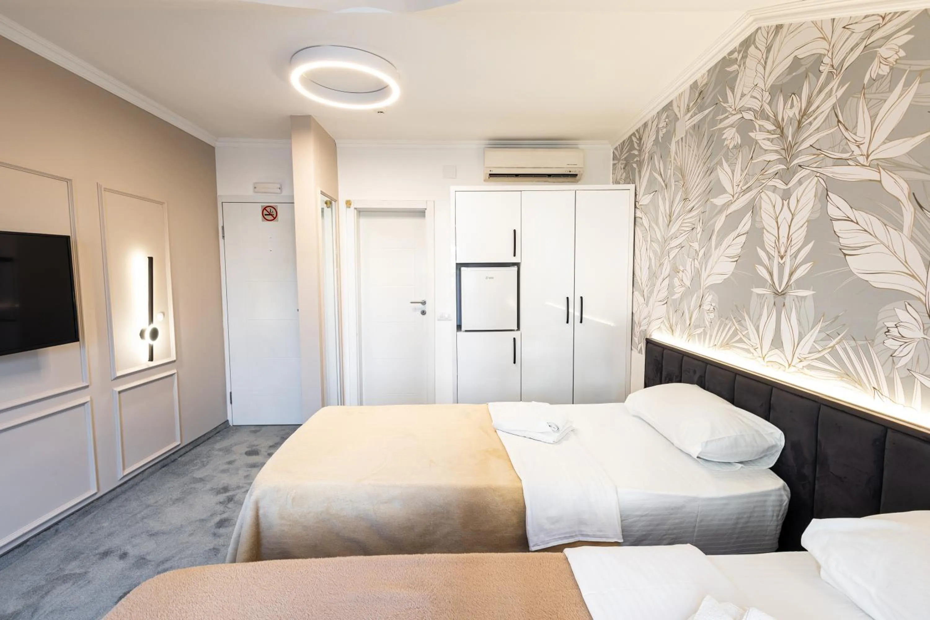 TV and multimedia, Bed in Garni Hotel Lotos