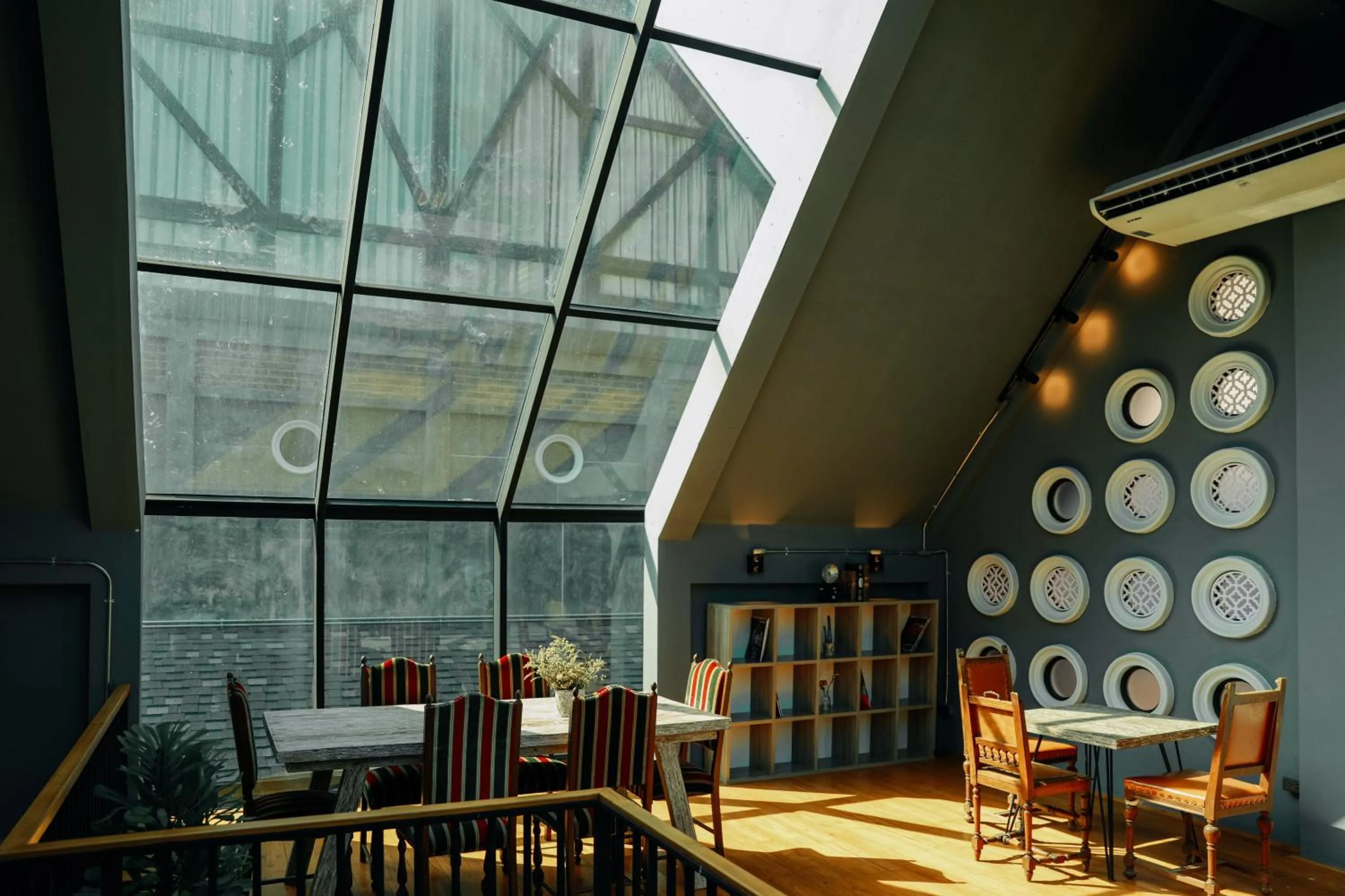 Restaurant/places to eat in Yellow Pillow village