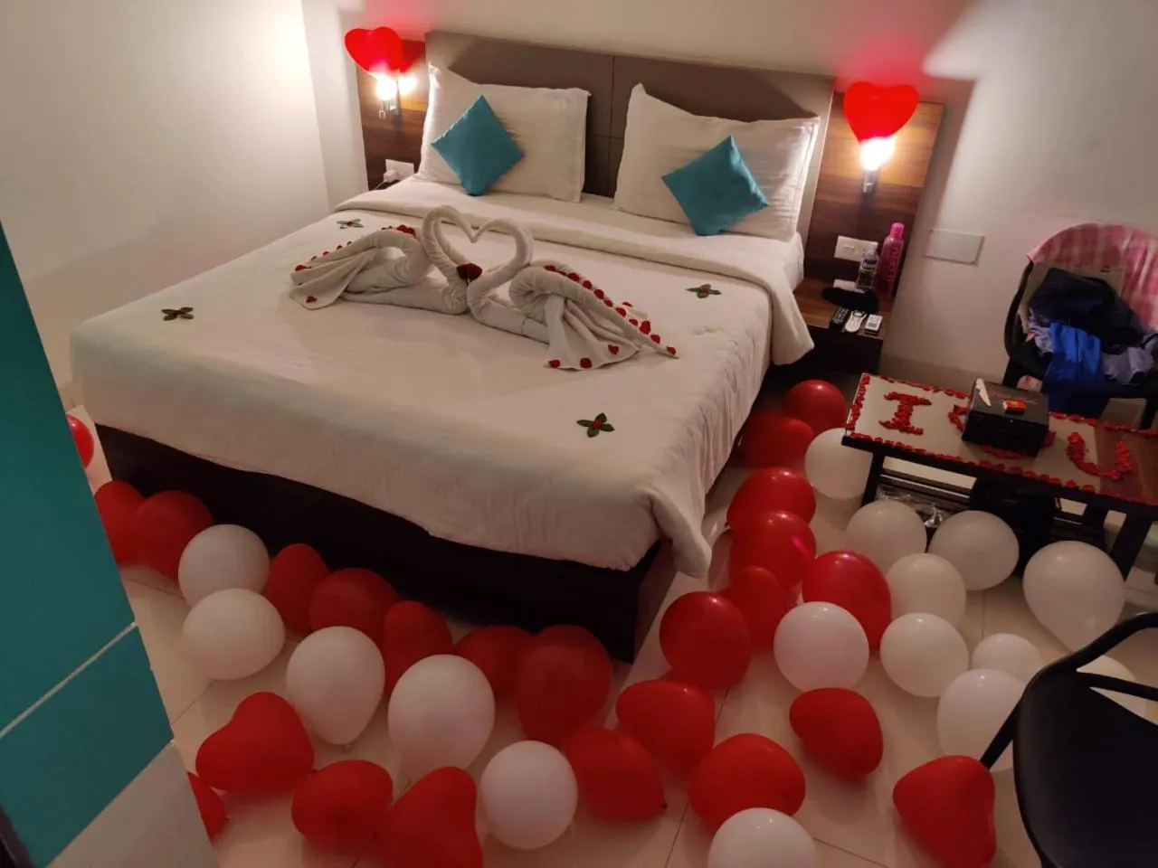 Bedroom, Bed in Hotel Nirvana