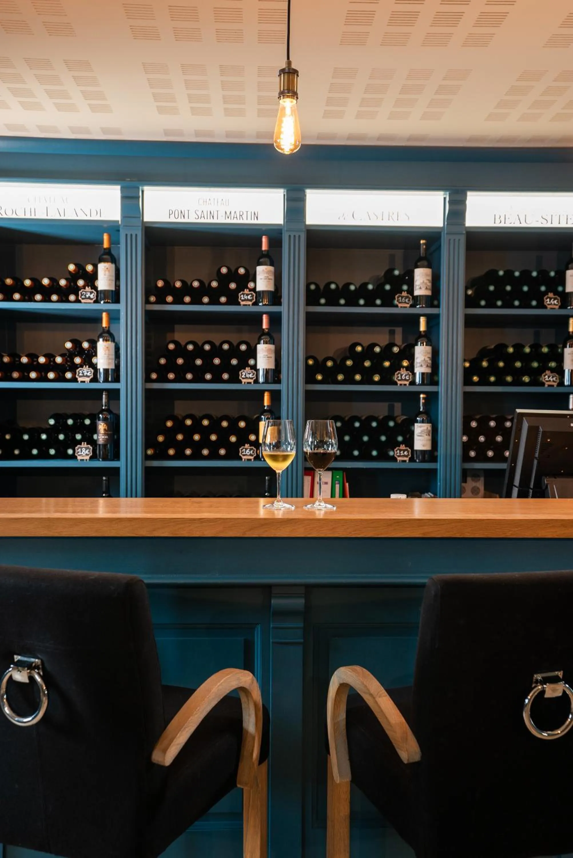 Lounge or bar in Chateau Pont Saint-Martin