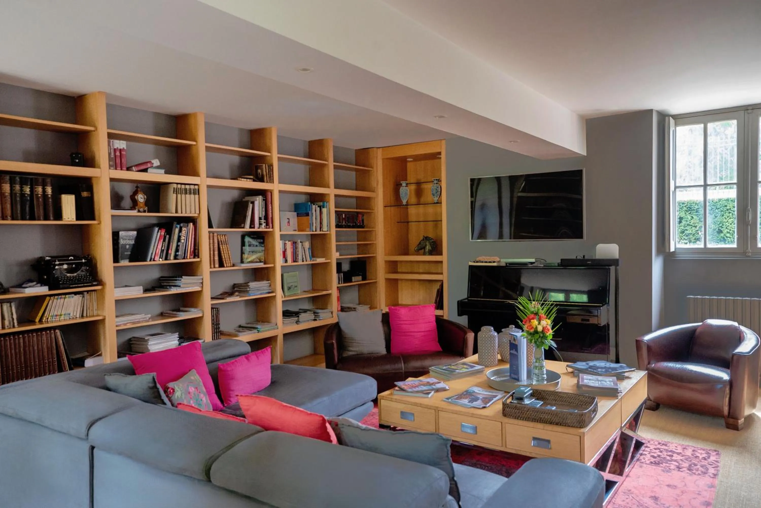 Communal lounge/ TV room in Chateau Pont Saint-Martin