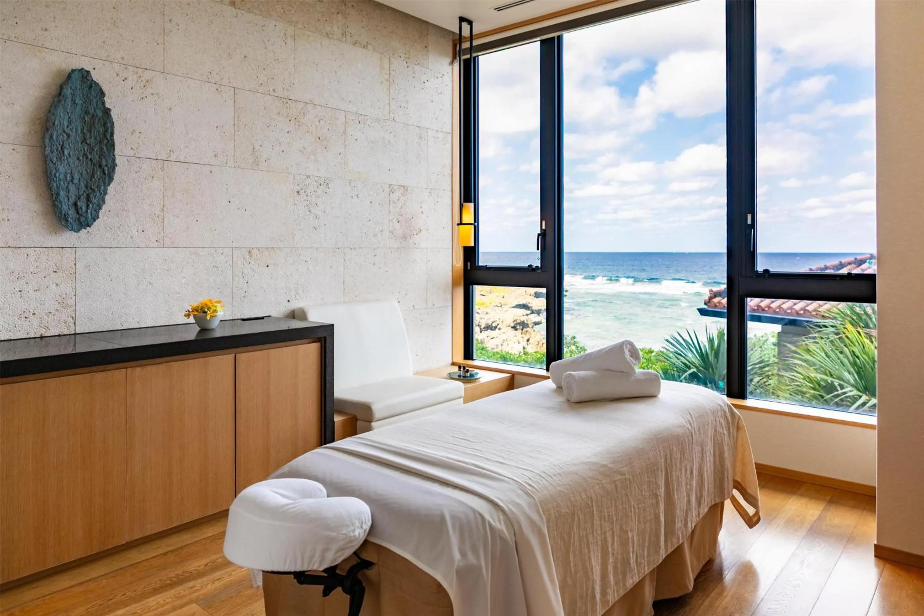 Spa and wellness centre/facilities, Bed in Hyatt Regency Seragaki Island Okinawa