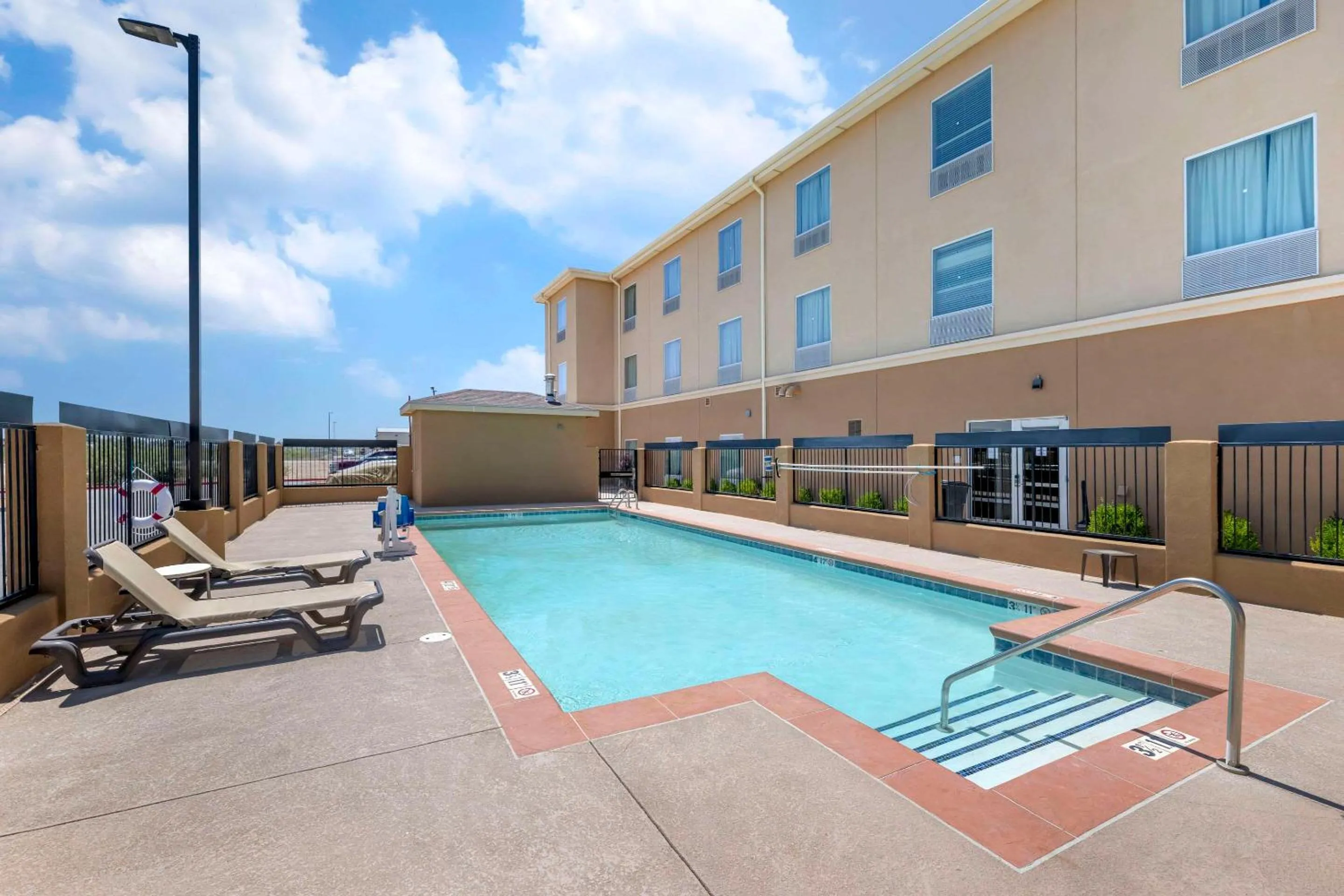 Swimming pool in Quality Inn & Suites Carlsbad Caverns Area