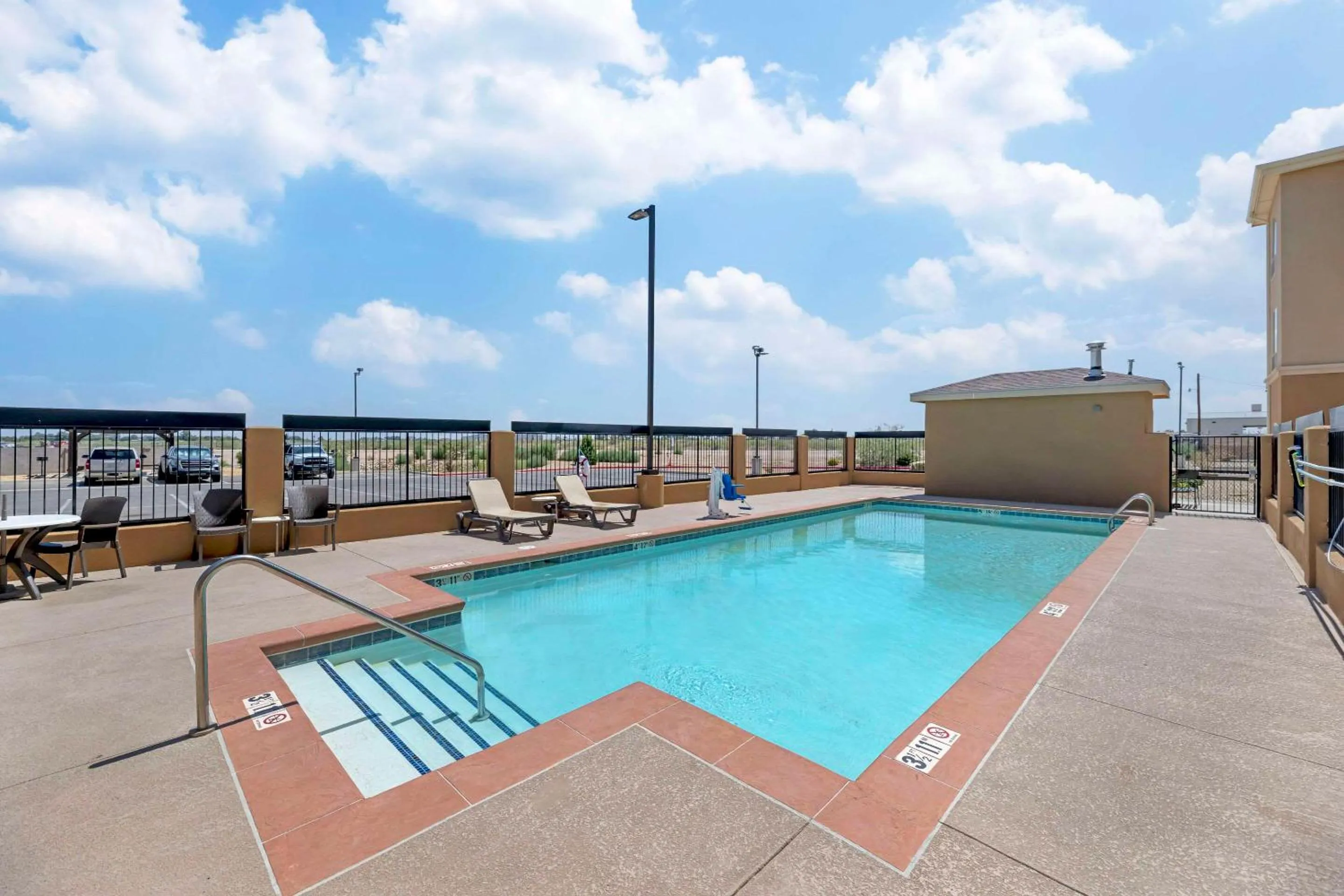 Swimming pool in Quality Inn & Suites Carlsbad Caverns Area