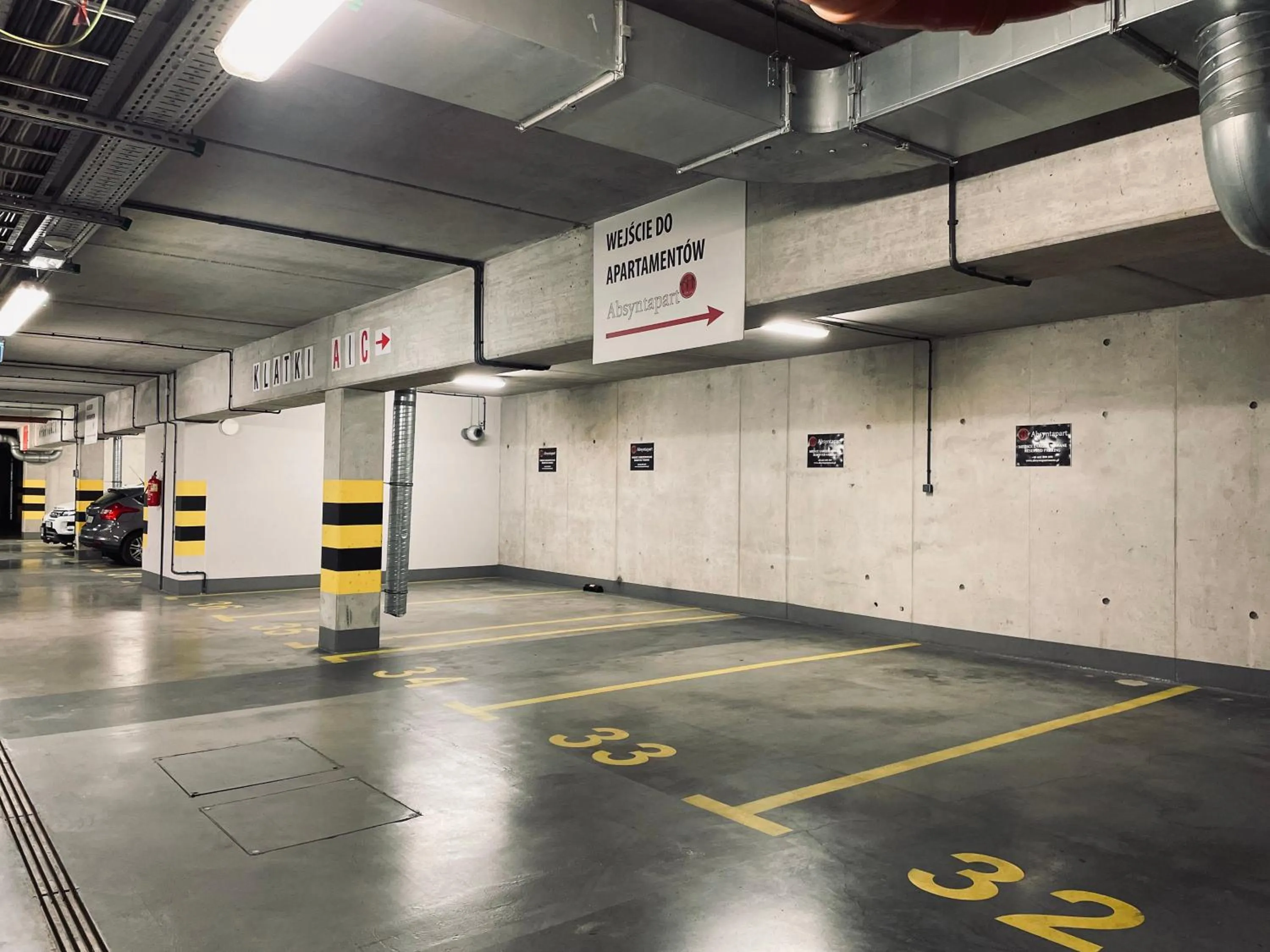 Parking in Deluxe Apartments by The Railway Station Wroclaw - parking w cenie