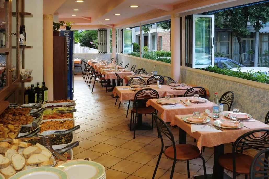 Restaurant/places to eat in Hotel Daisy