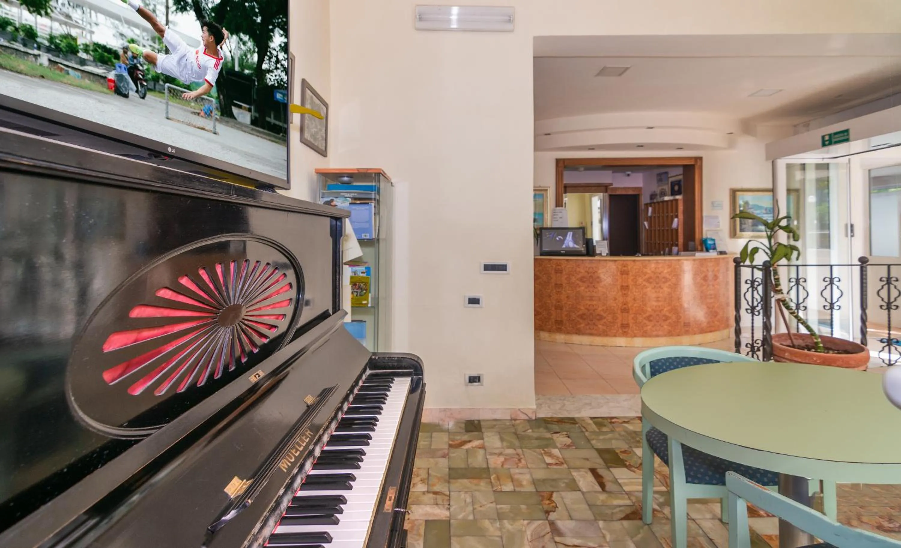 Communal lounge/ TV room in Hotel Daisy