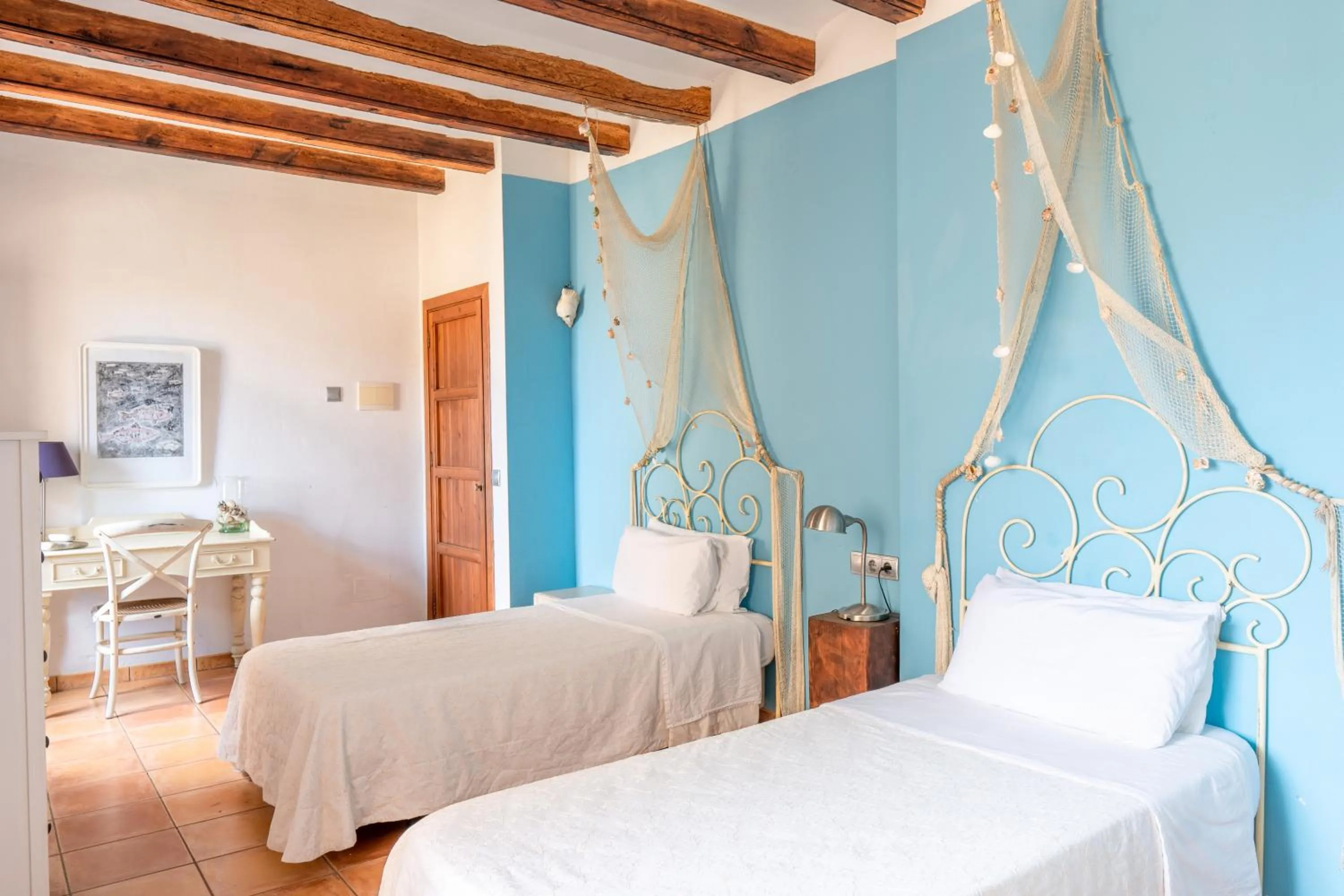 Photo of the whole room, Bed in Son Borguny