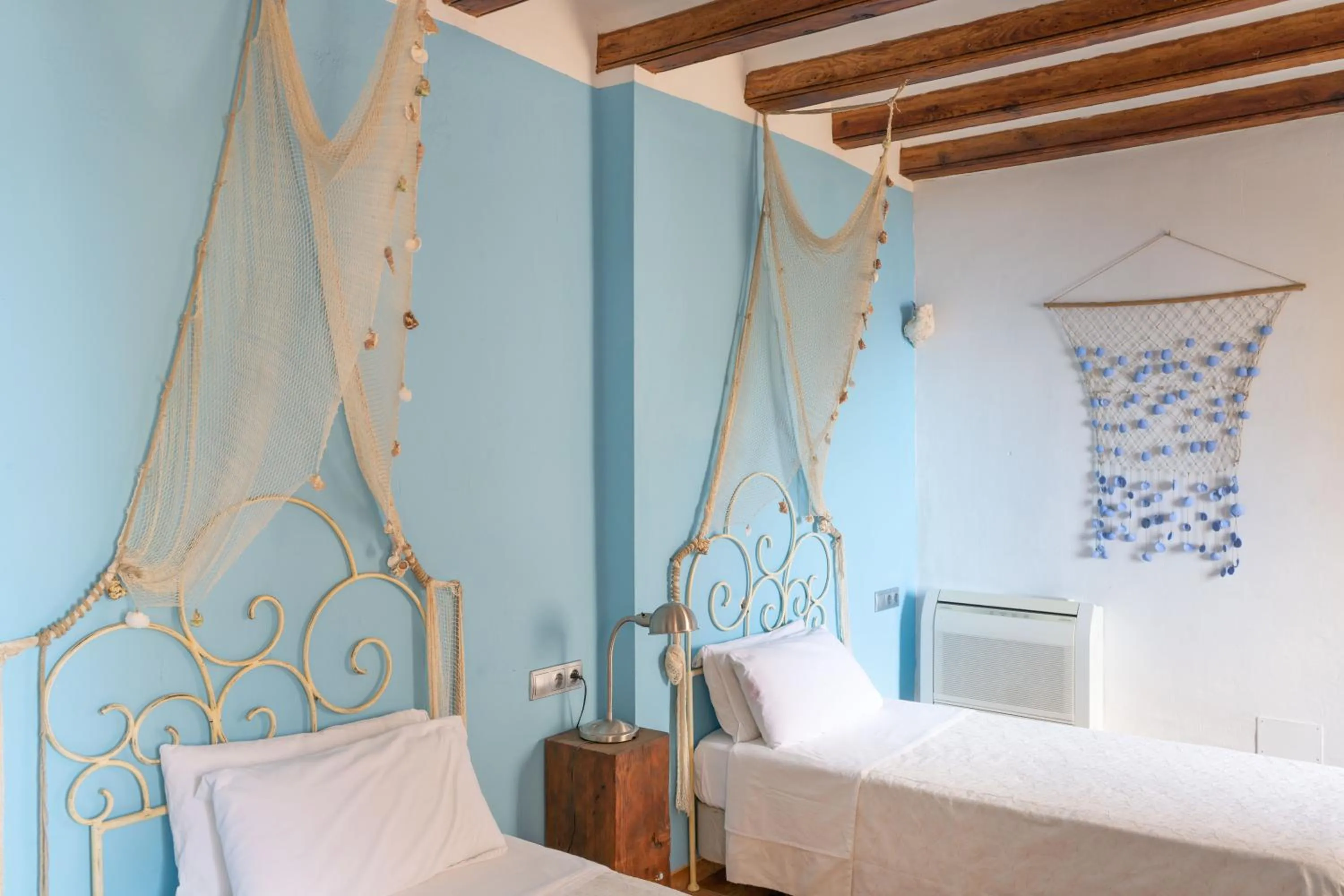 Photo of the whole room, Bed in Son Borguny