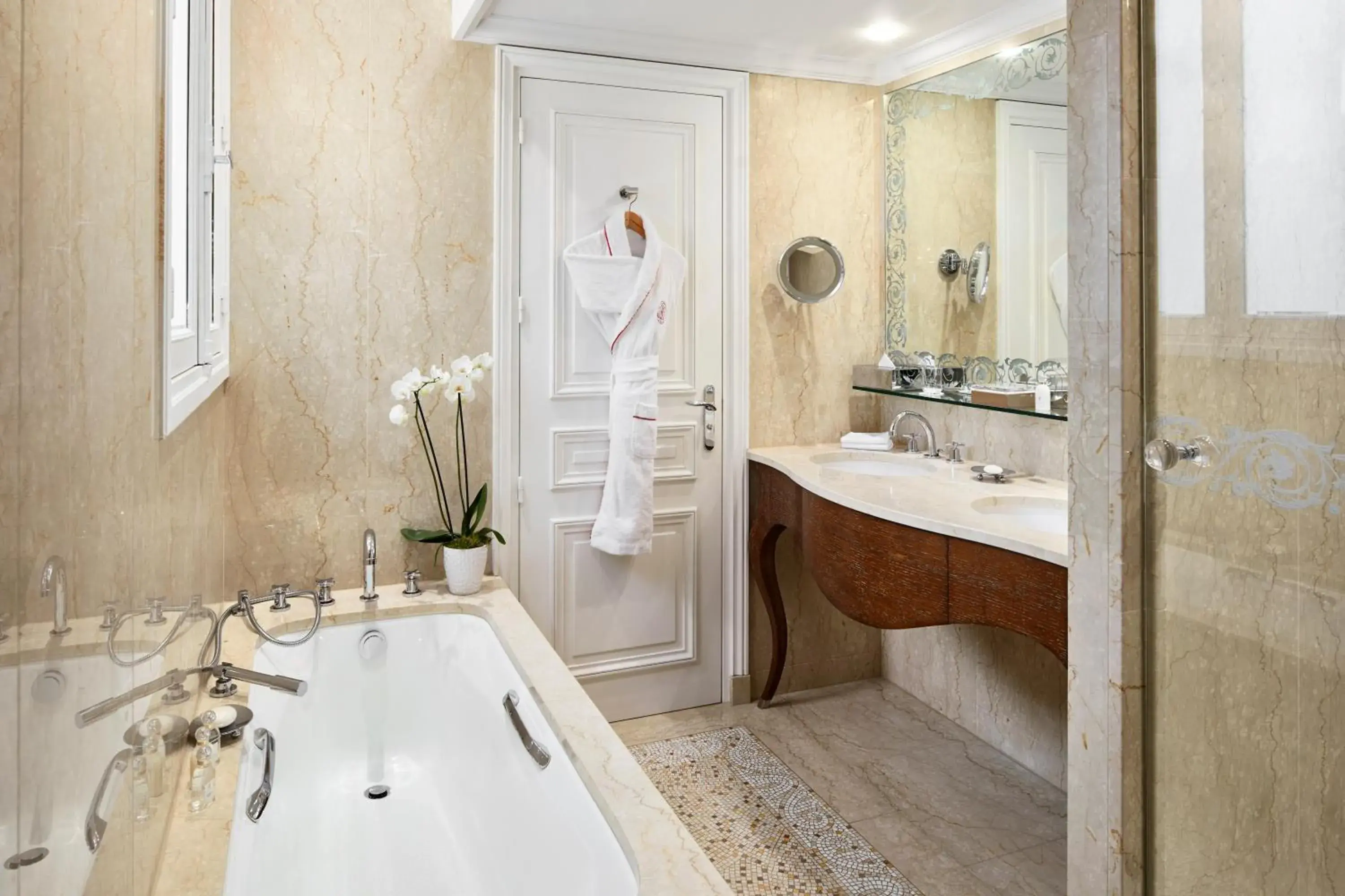 Superior Suite in Hôtel Plaza Athénée - Dorchester Collection Superior Suite in Hôtel Plaza Athénée - Dorchester Collection