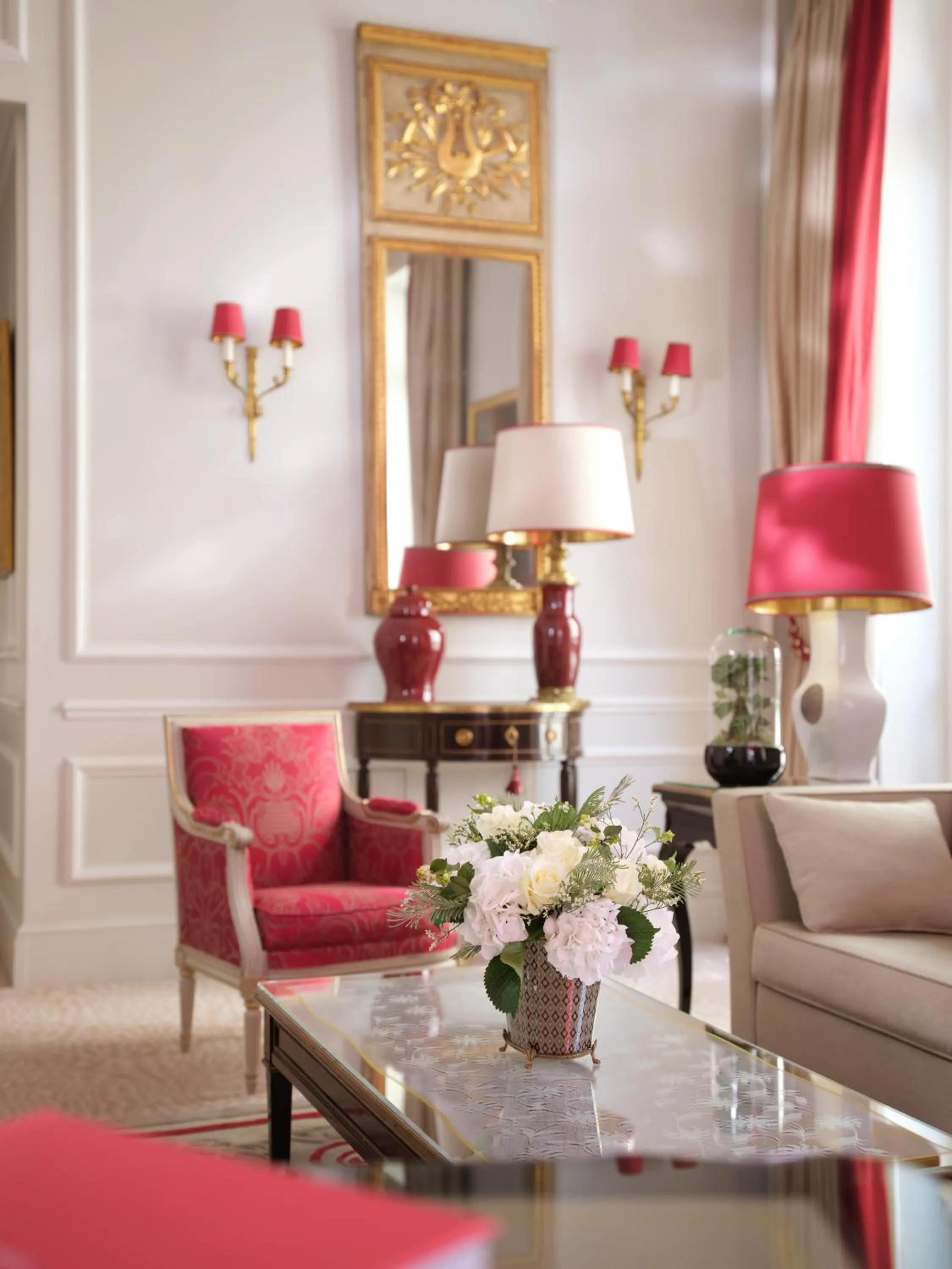 Living room in Hôtel Plaza Athénée - Dorchester Collection