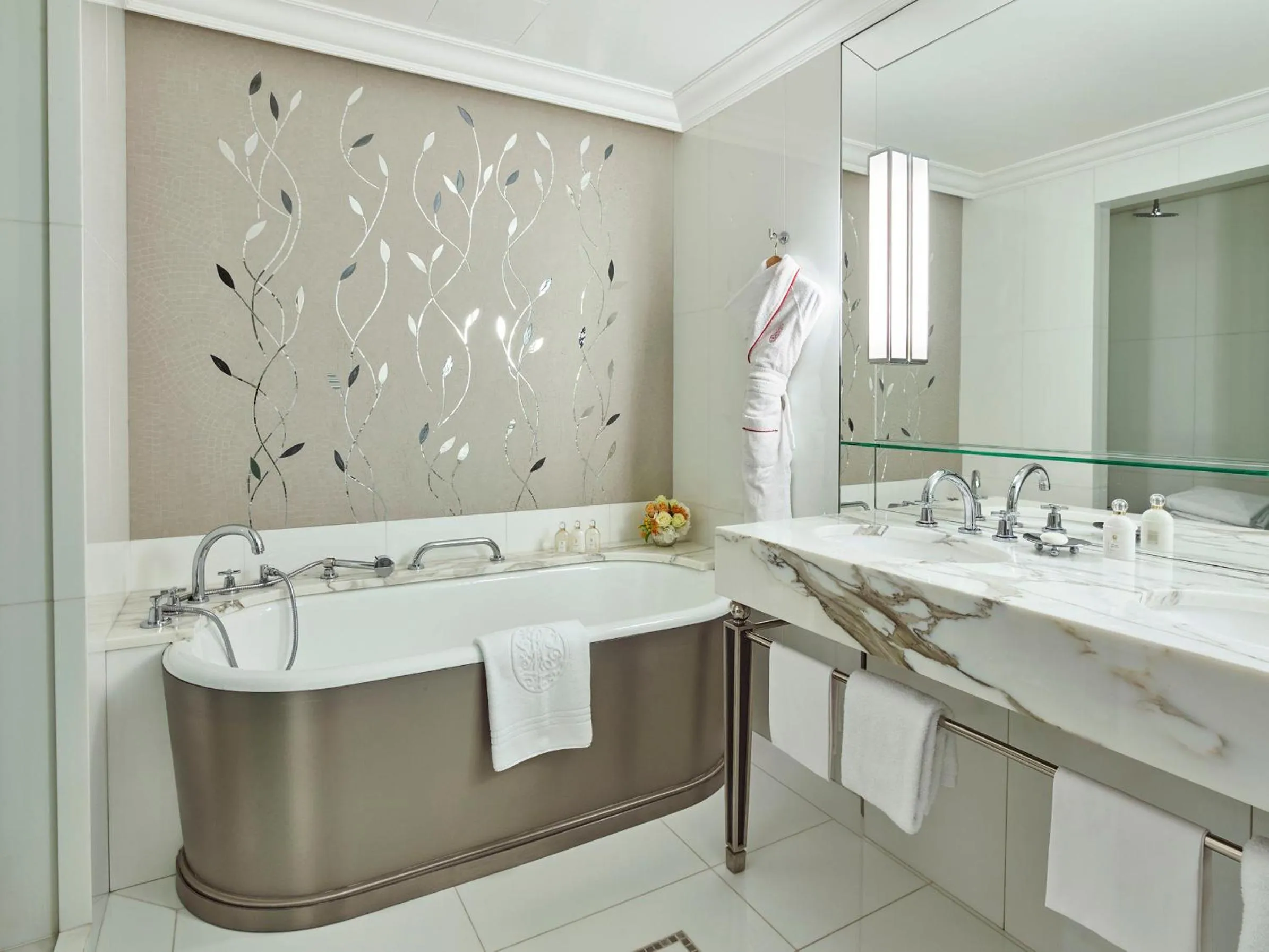 Bathroom in Hôtel Plaza Athénée - Dorchester Collection