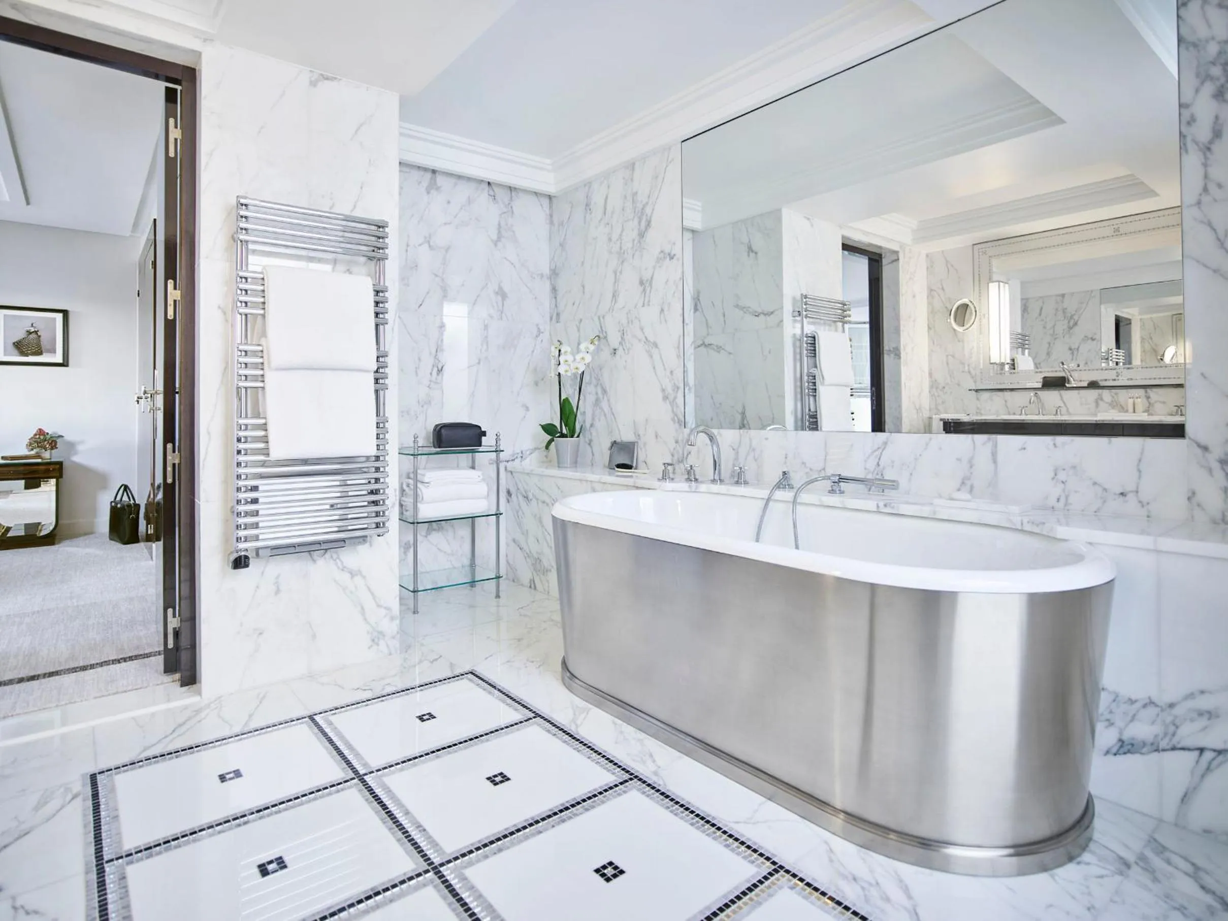 Bathroom in Hôtel Plaza Athénée - Dorchester Collection