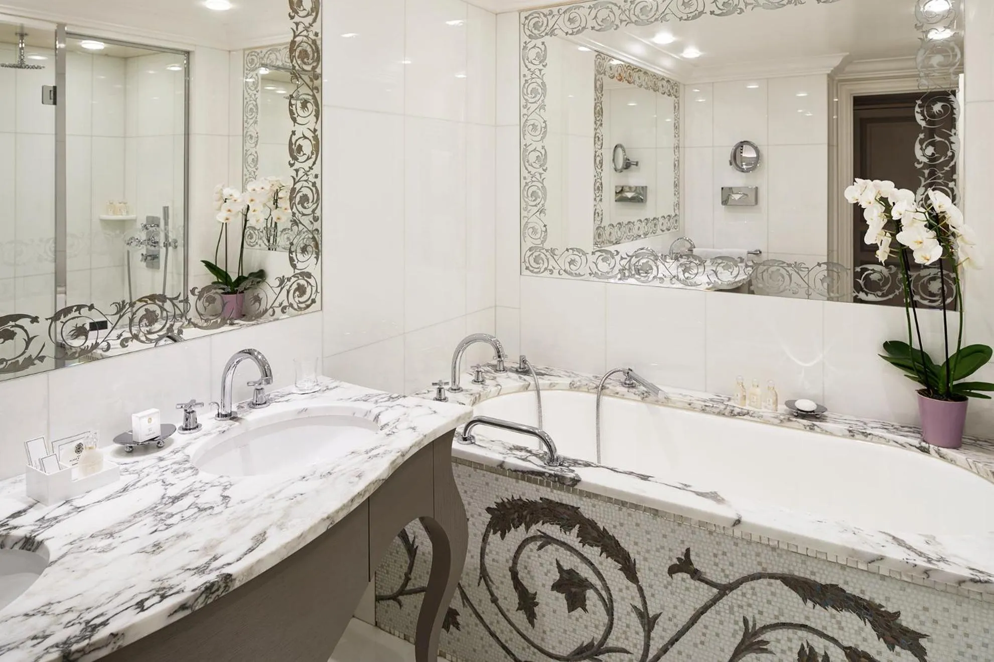 Bath in Hôtel Plaza Athénée - Dorchester Collection