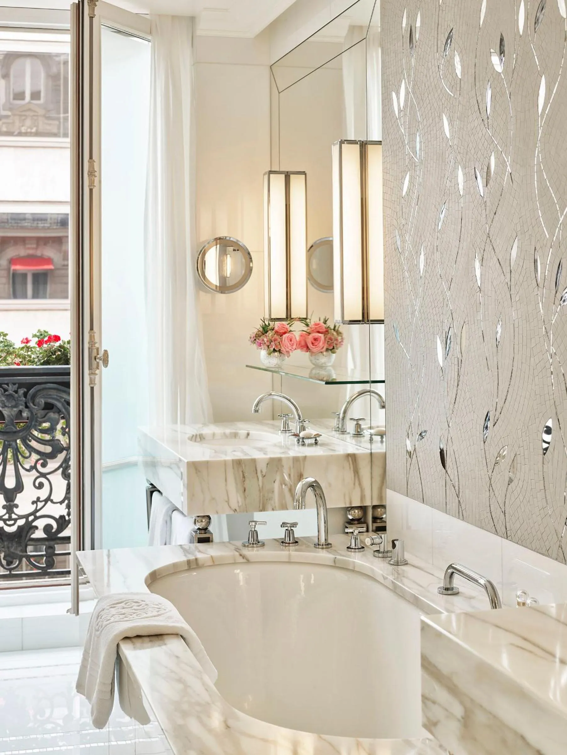 Bathroom in Hôtel Plaza Athénée - Dorchester Collection