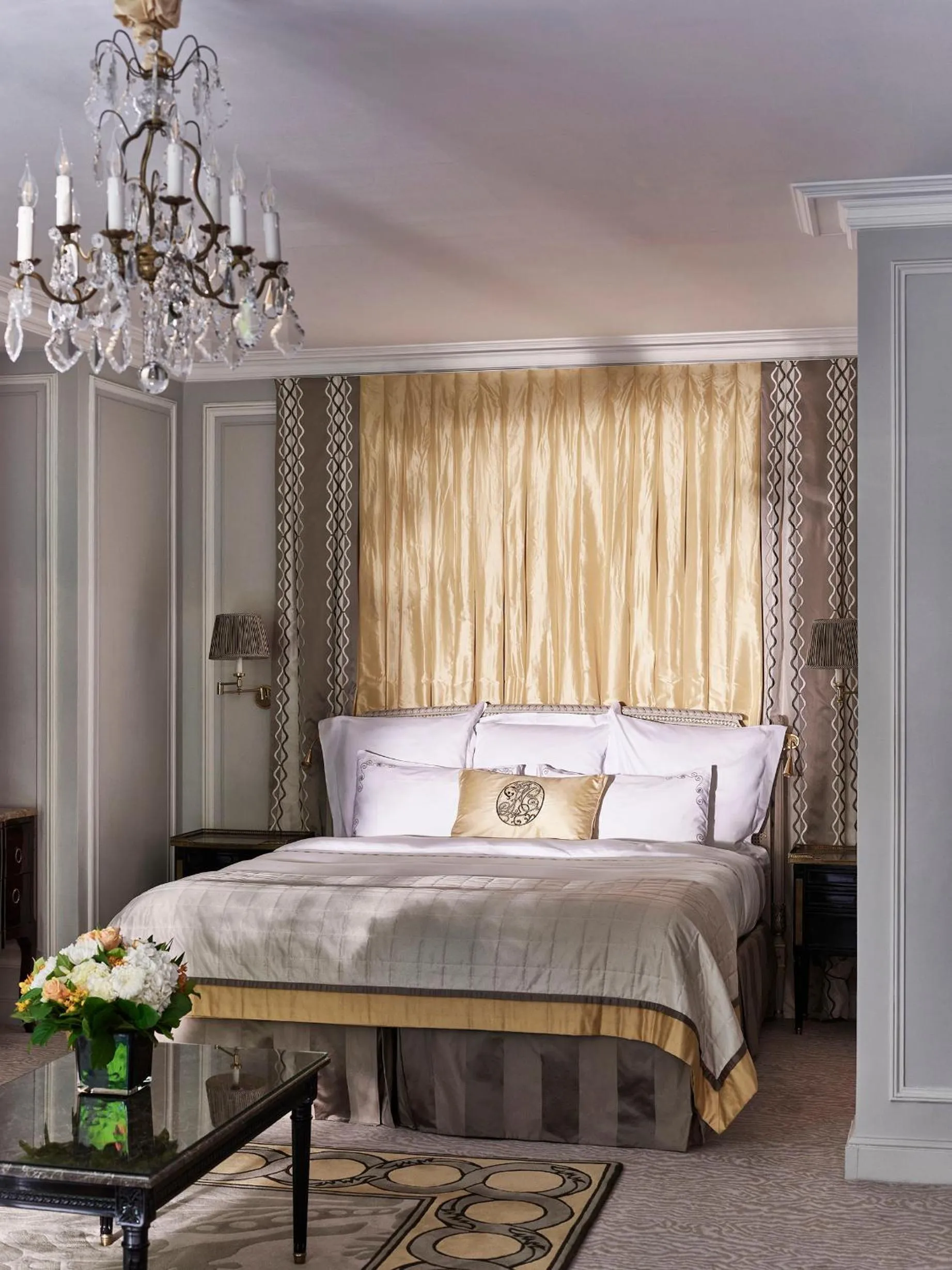 Bed in Hôtel Plaza Athénée - Dorchester Collection