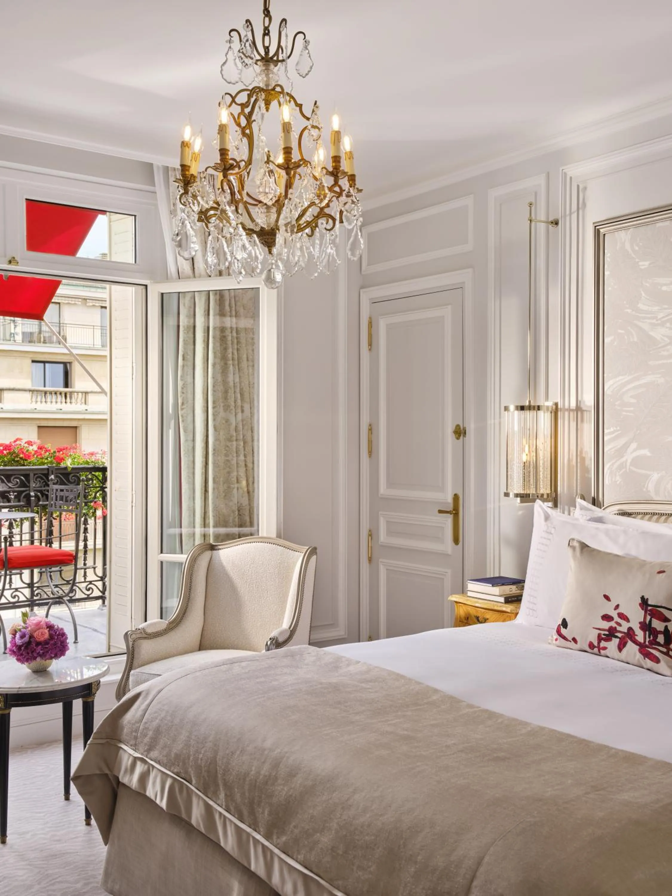 Bed in Hôtel Plaza Athénée - Dorchester Collection