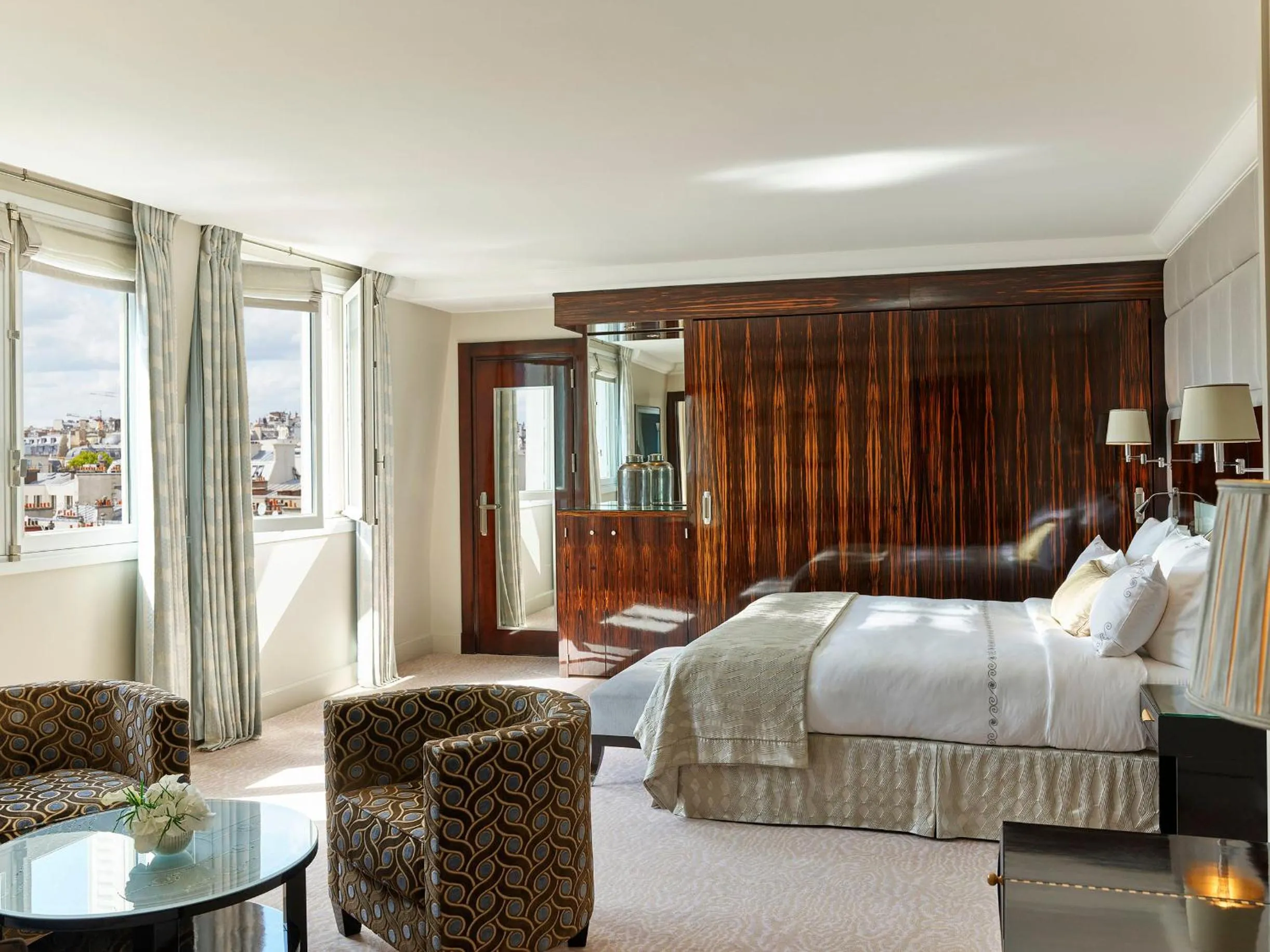 Bedroom, Bed in Hôtel Plaza Athénée - Dorchester Collection