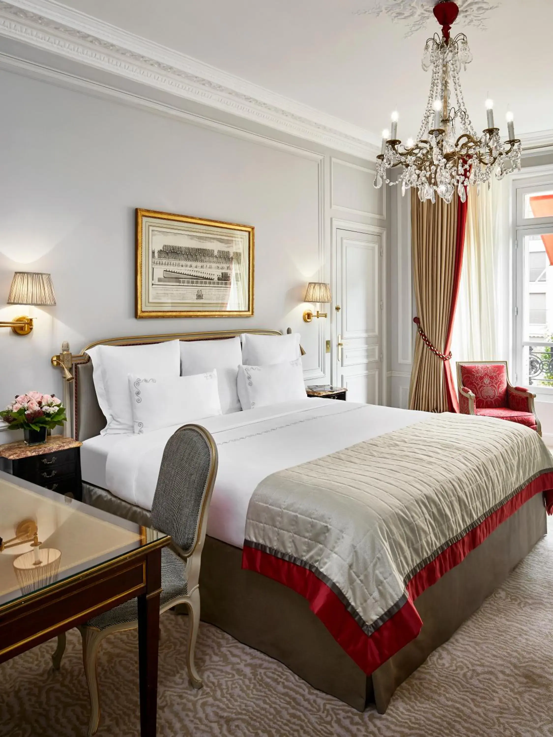 Deluxe Double or Twin Room with Avenue View in Hôtel Plaza Athénée - Dorchester Collection Deluxe Double or Twin Room with Avenue View in Hôtel Plaza Athénée - Dorchester Collection