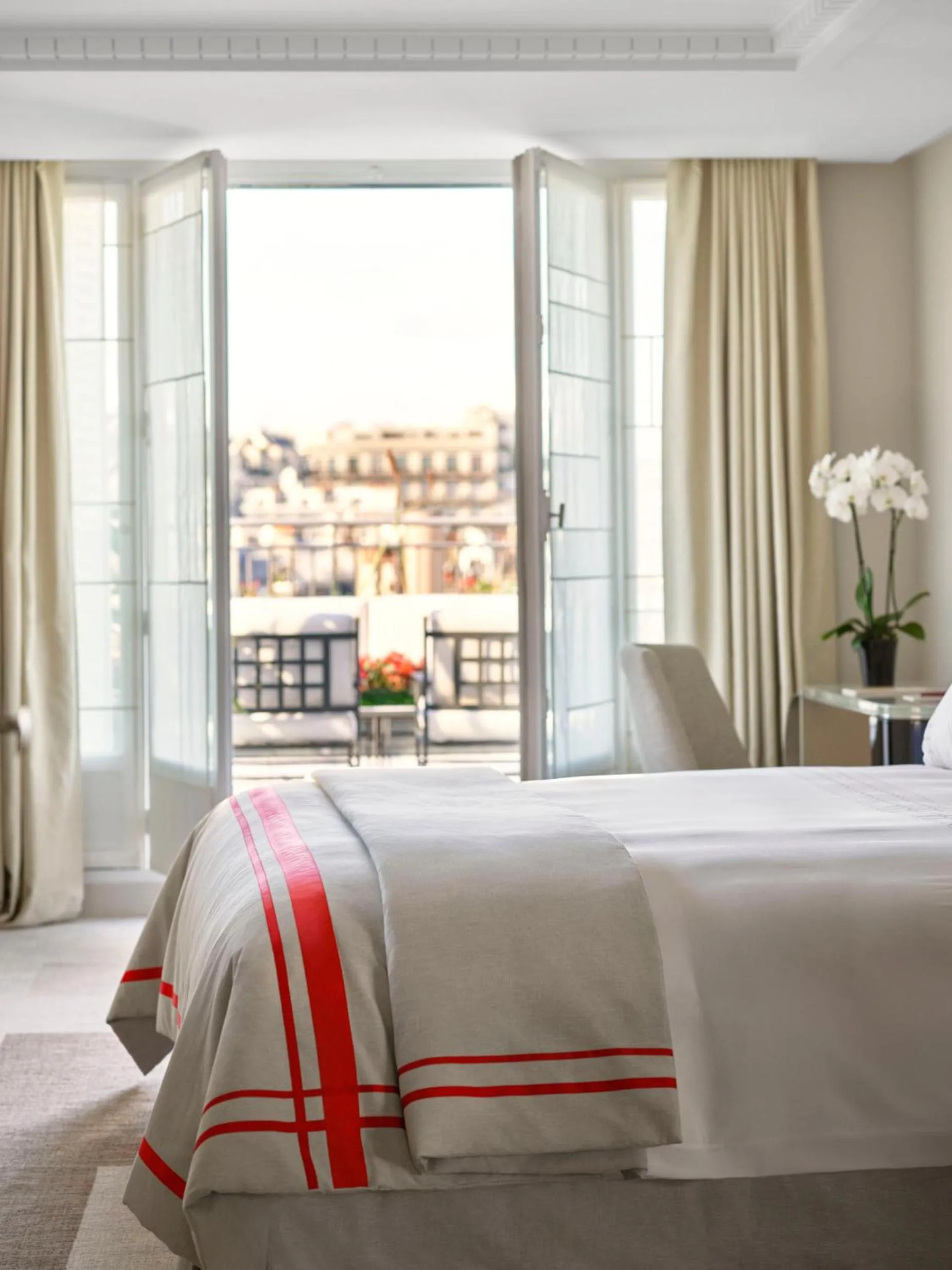 Bed in Hôtel Plaza Athénée - Dorchester Collection