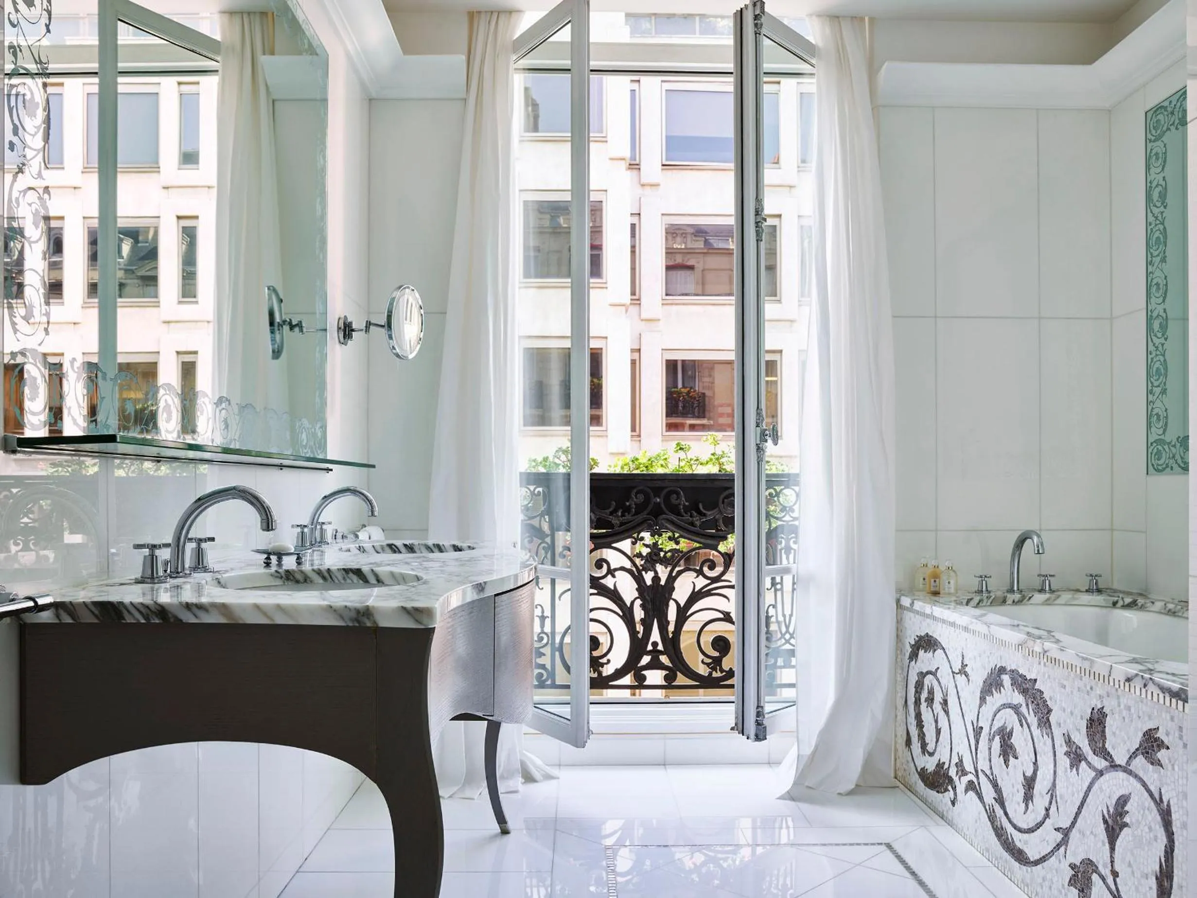 Bathroom in Hôtel Plaza Athénée - Dorchester Collection