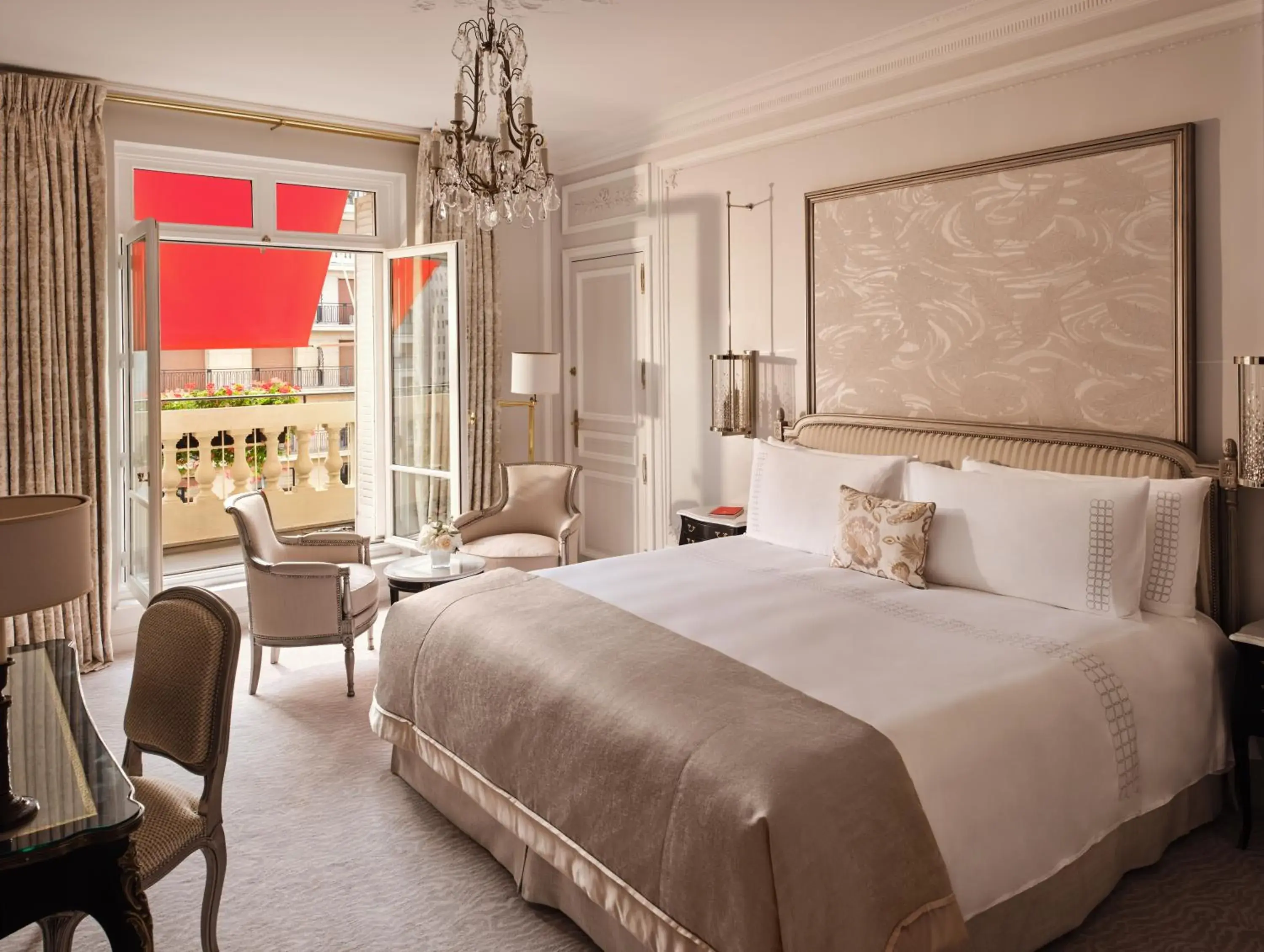 Deluxe Double or Twin Room with Avenue View in Hôtel Plaza Athénée - Dorchester Collection Deluxe Double or Twin Room with Avenue View in Hôtel Plaza Athénée - Dorchester Collection