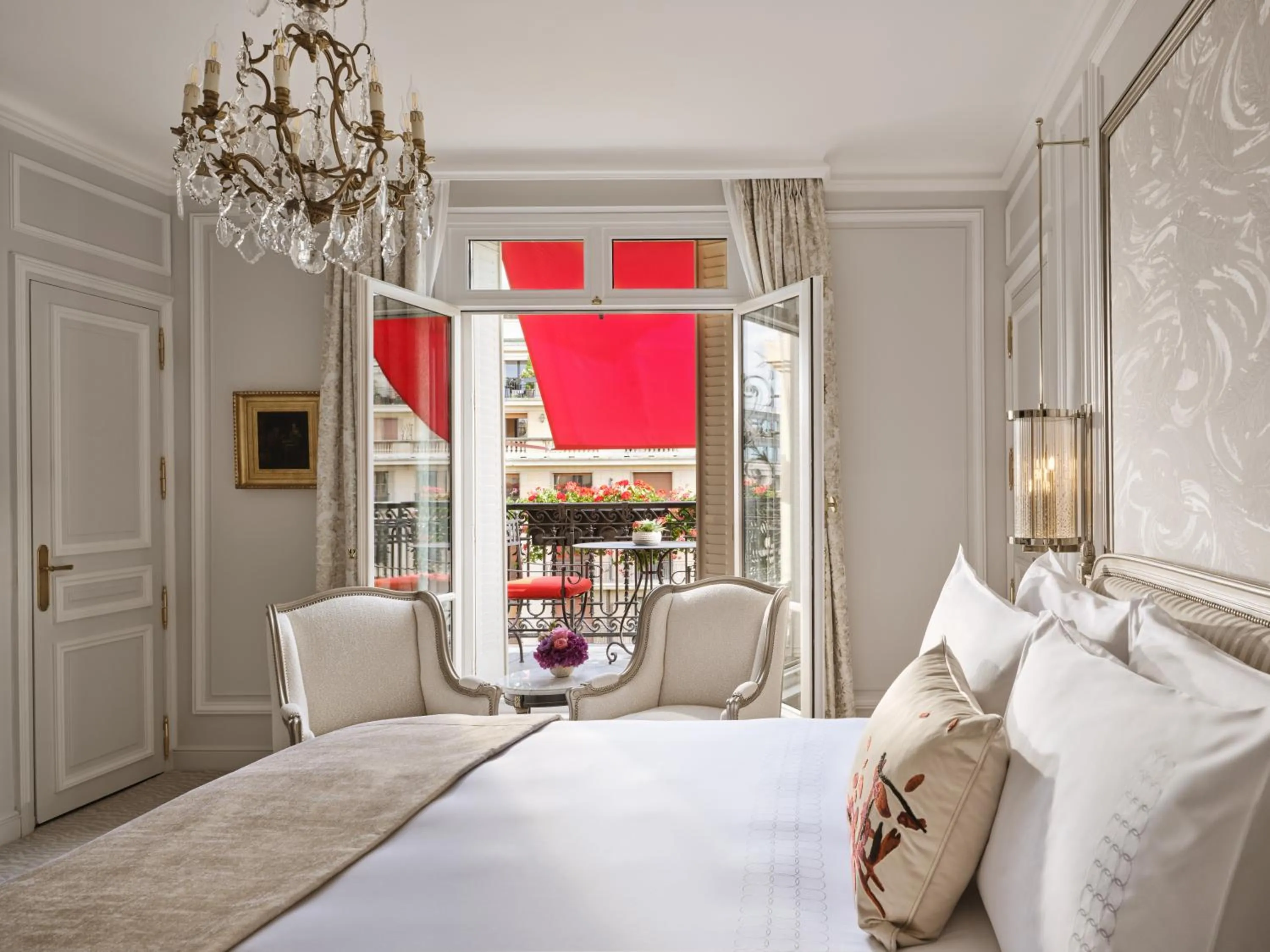 Bed in Hôtel Plaza Athénée - Dorchester Collection