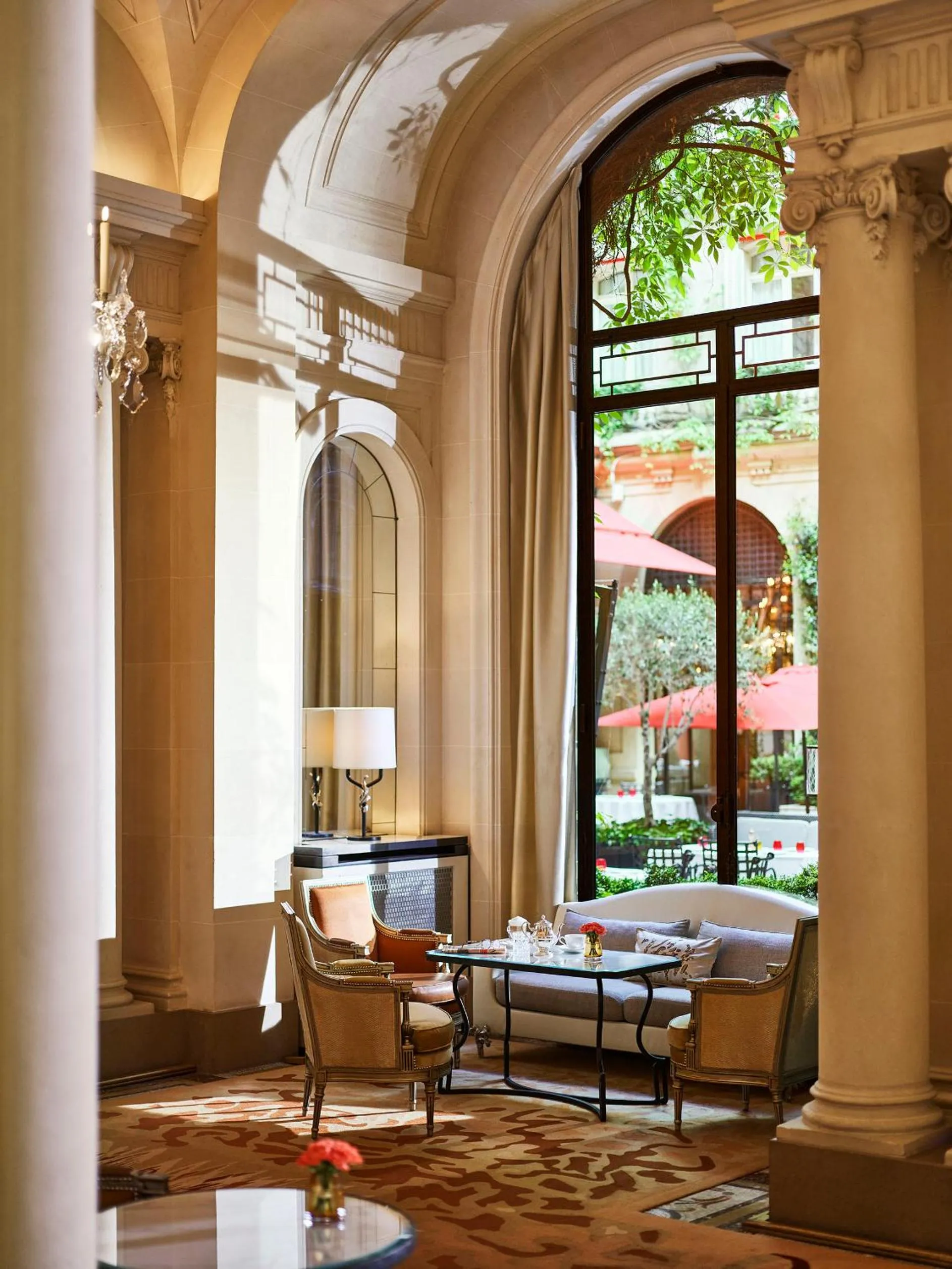 Restaurant/places to eat in Hôtel Plaza Athénée - Dorchester Collection