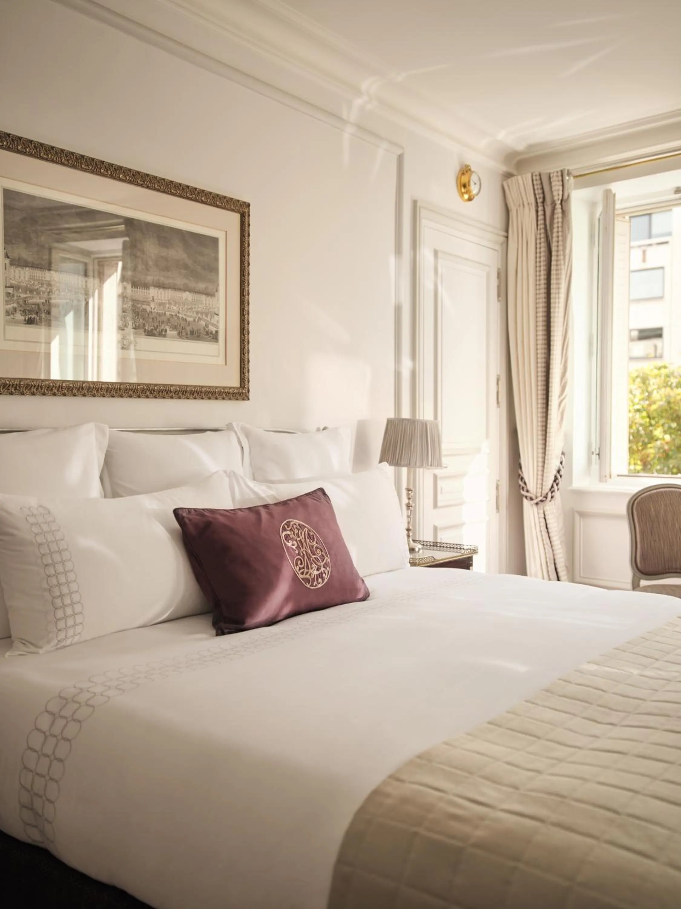 Bed in Hôtel Plaza Athénée - Dorchester Collection