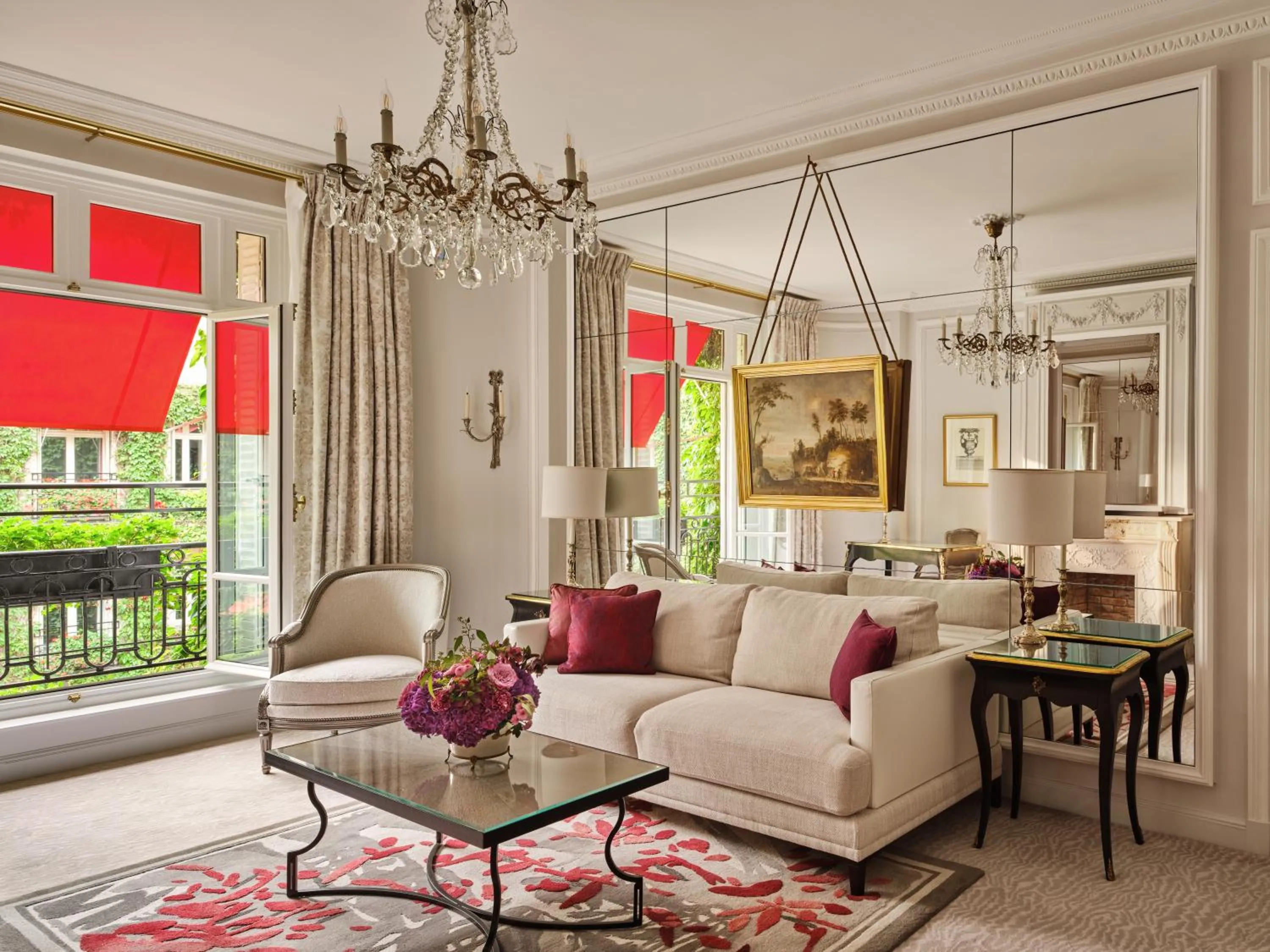 Living room in Hôtel Plaza Athénée - Dorchester Collection
