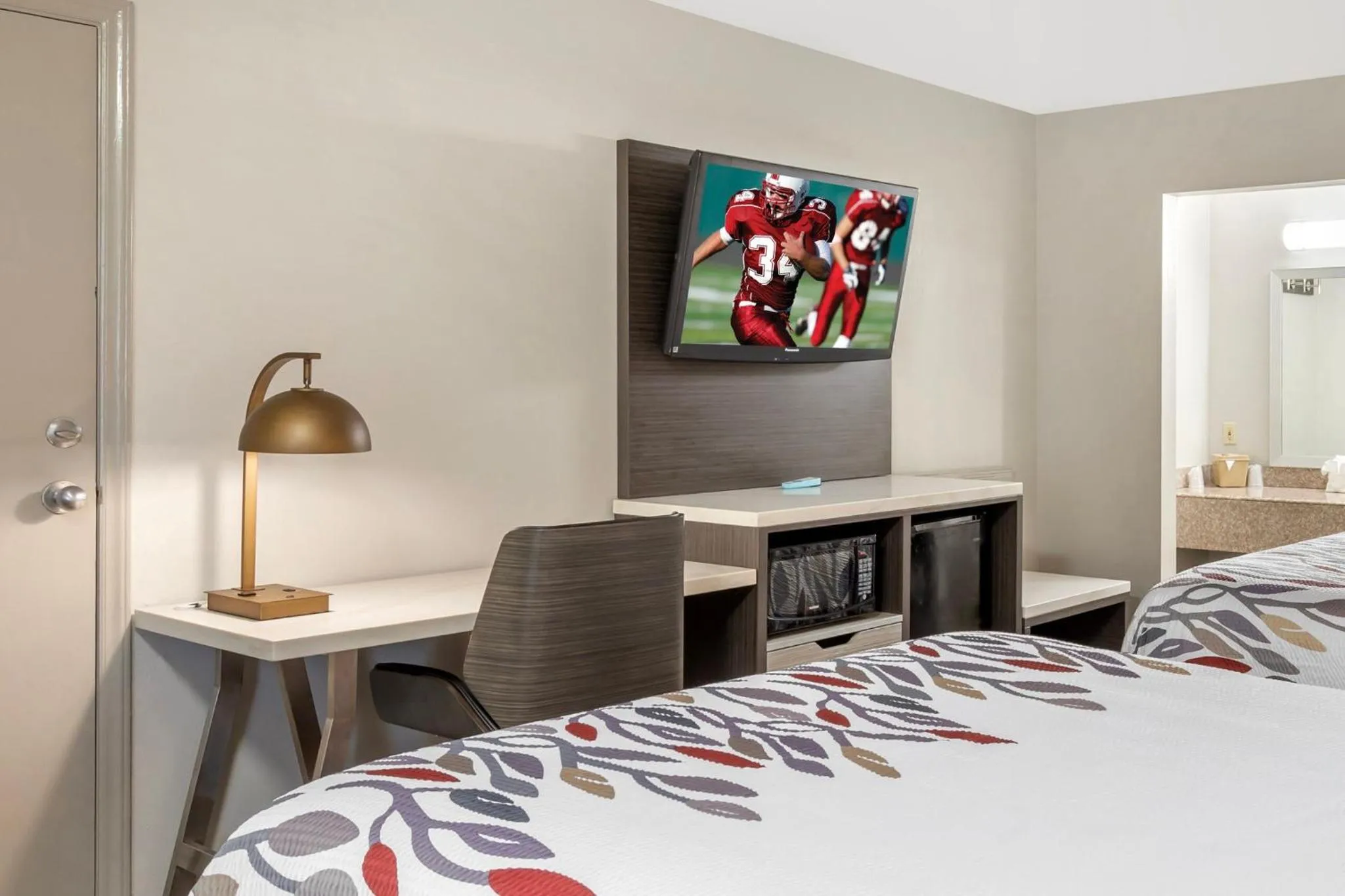 Photo of the whole room, Bed in Red Roof Inn Dunn