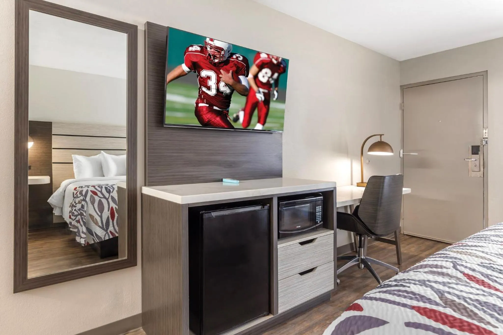 Photo of the whole room, Bed in Red Roof Inn Dunn