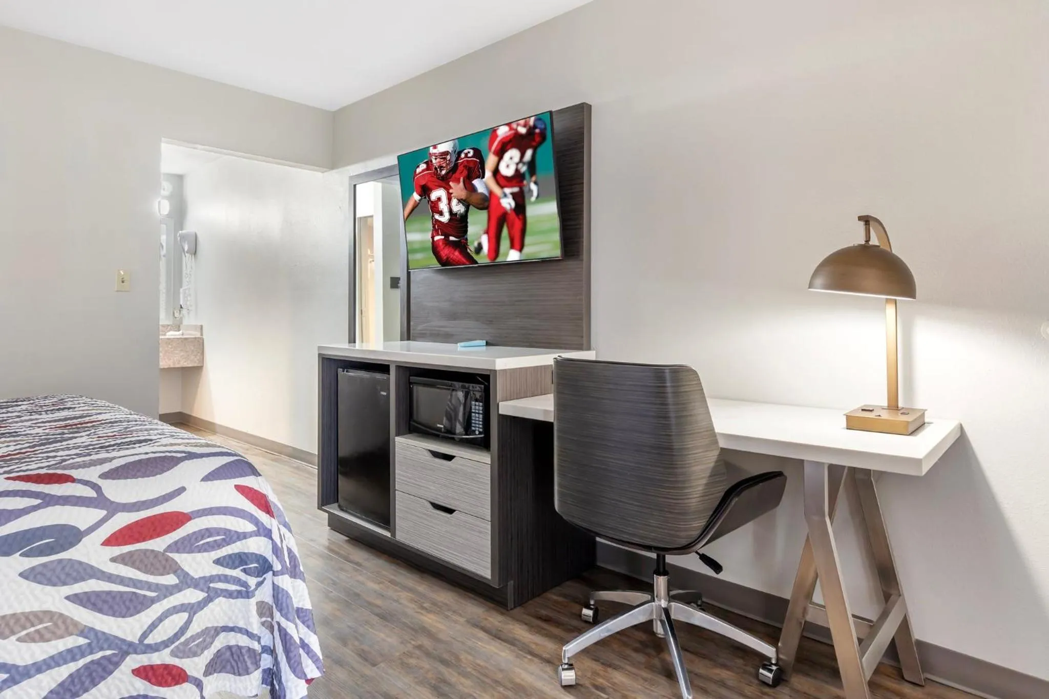 Photo of the whole room, Bed in Red Roof Inn Dunn