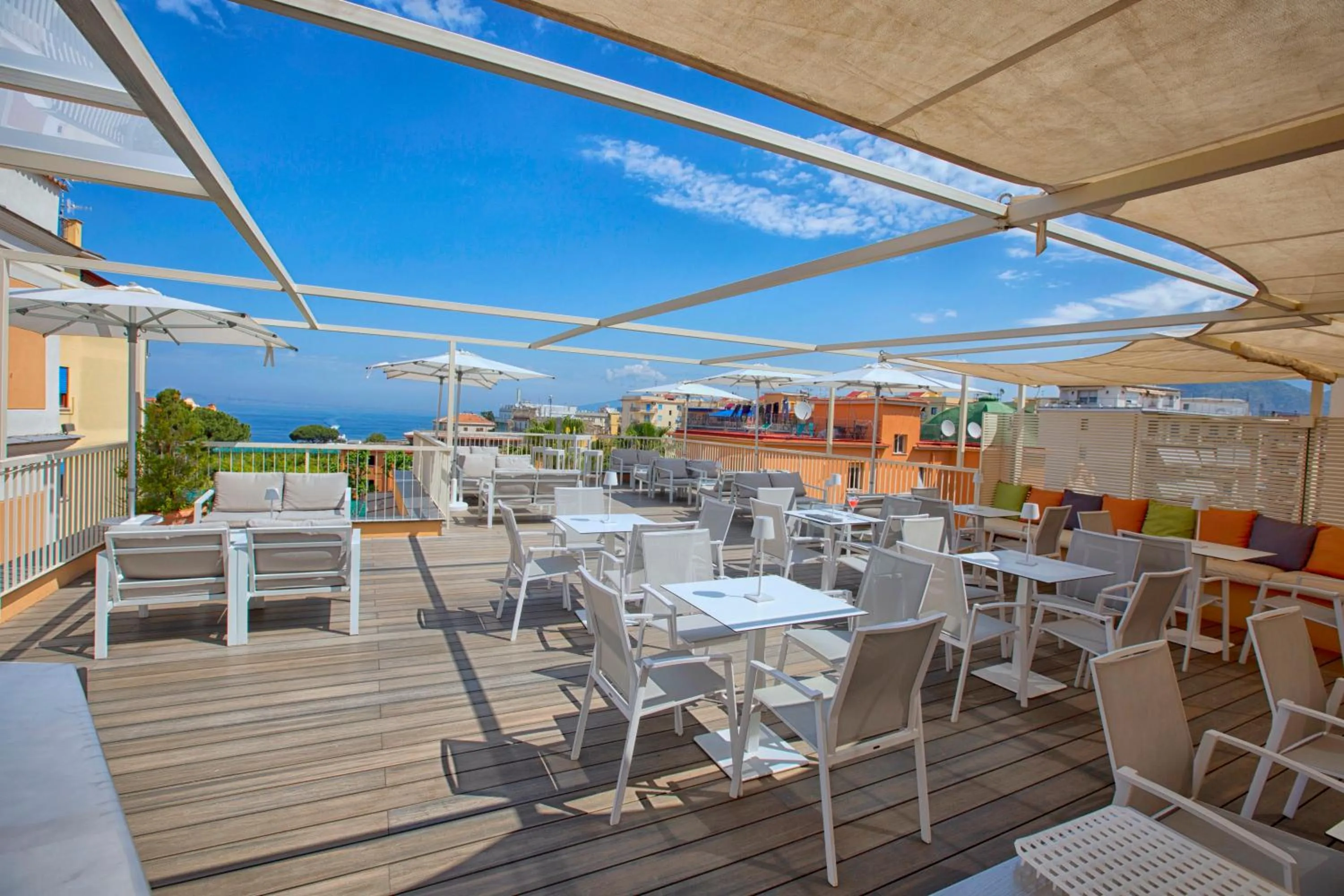 Restaurant/places to eat in Hotel Michelangelo