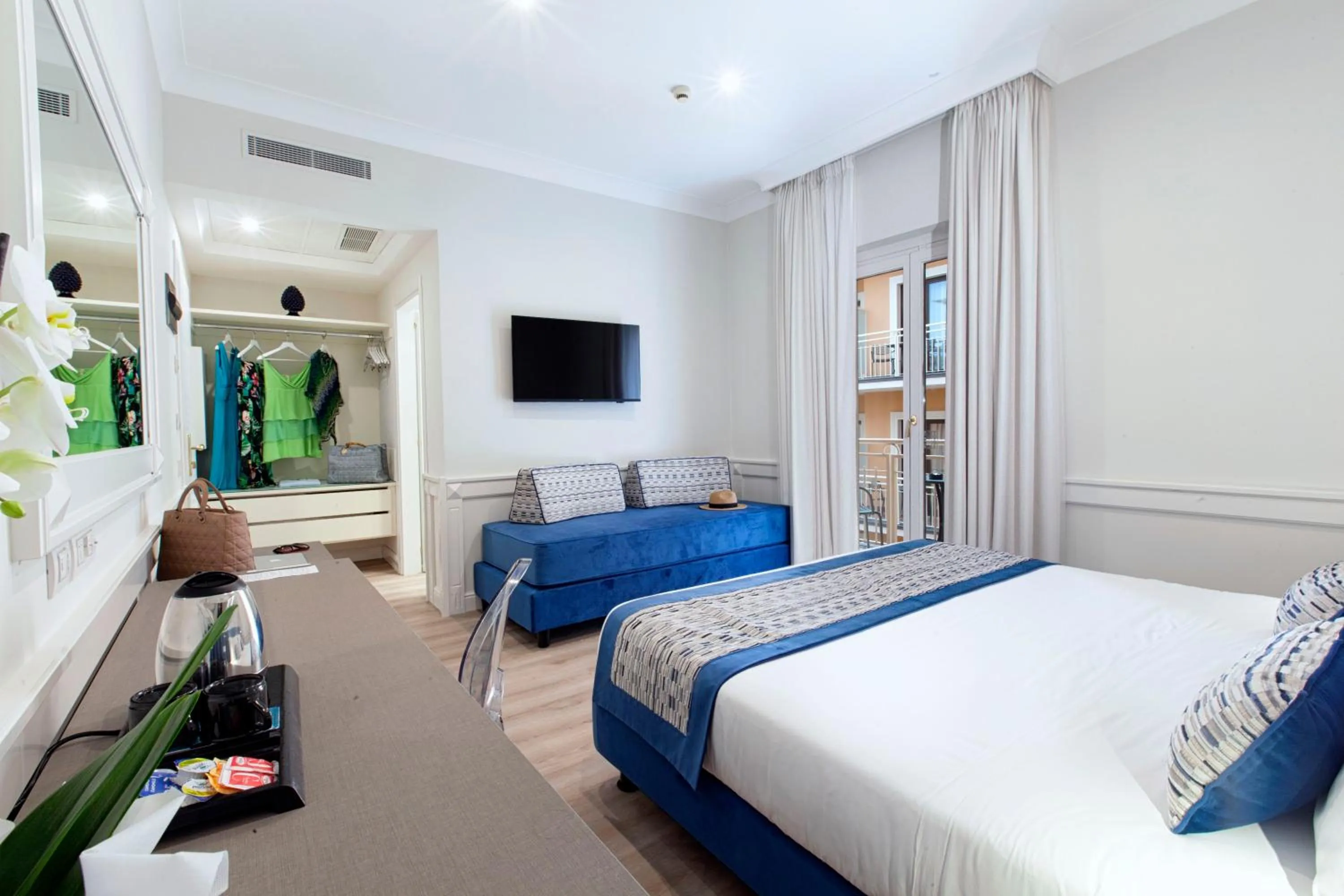 Photo of the whole room, Bed in Hotel Michelangelo