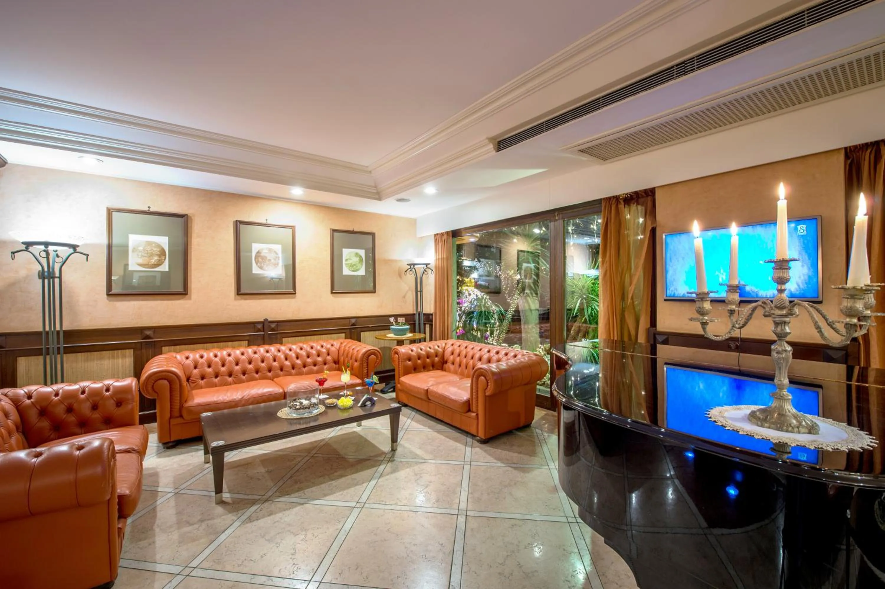 Communal lounge/ TV room in Hotel Michelangelo