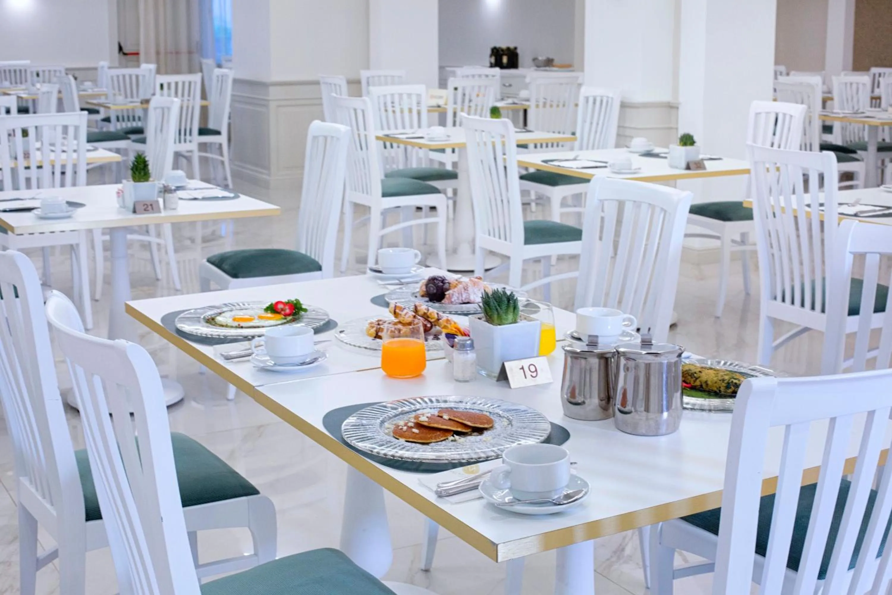 Restaurant/places to eat in Hotel Michelangelo