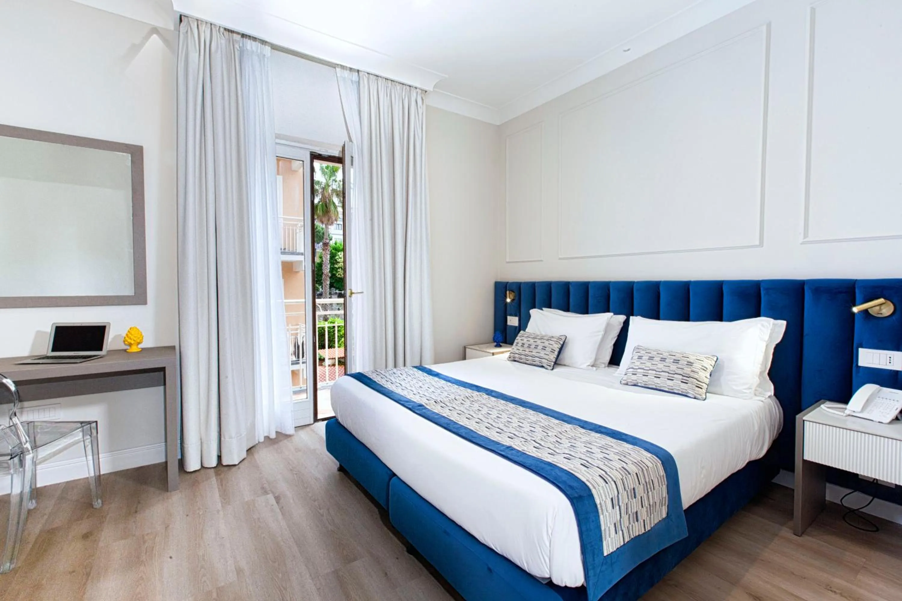 Bed in Hotel Michelangelo