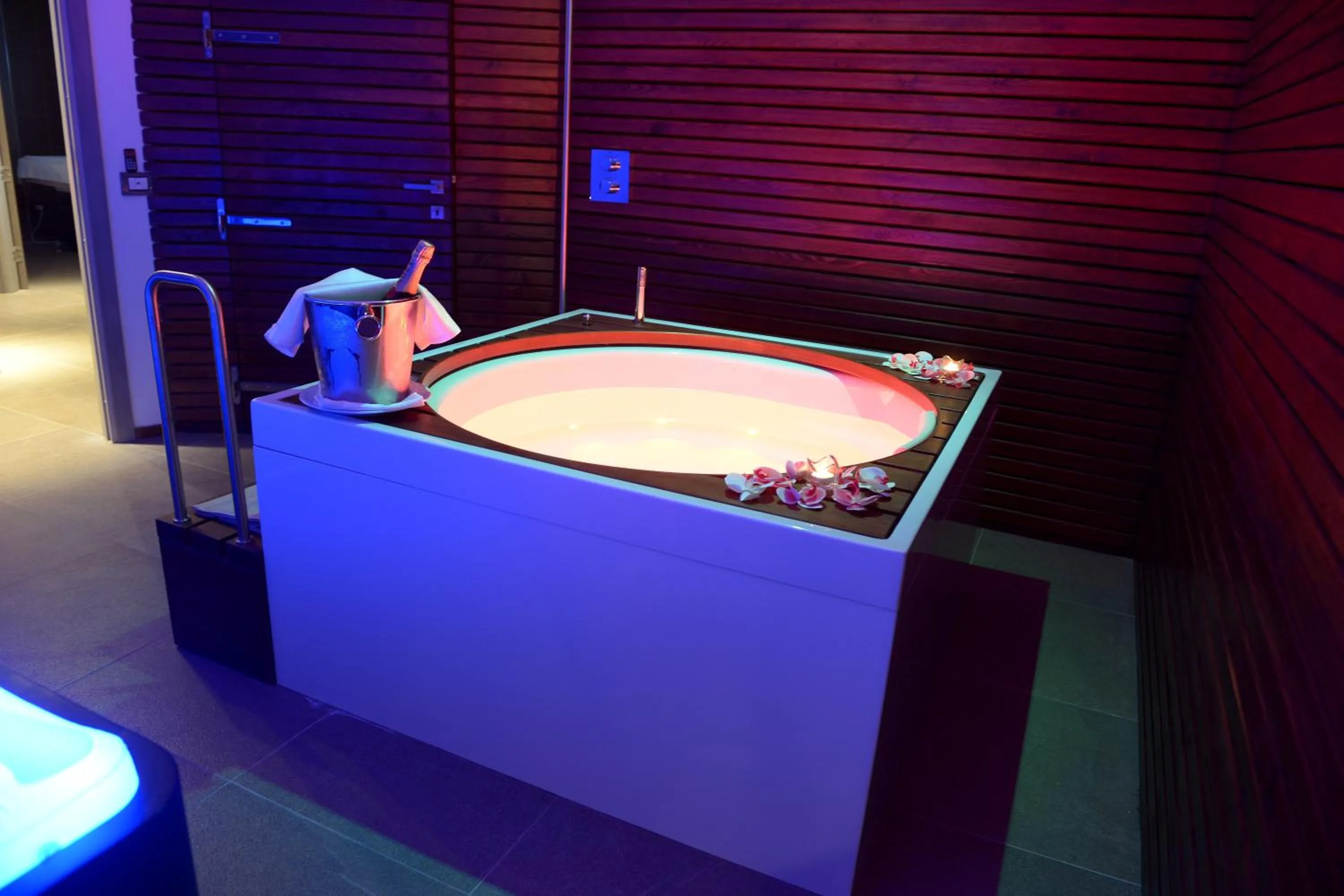 Hot Tub in Hotel Mirasole International