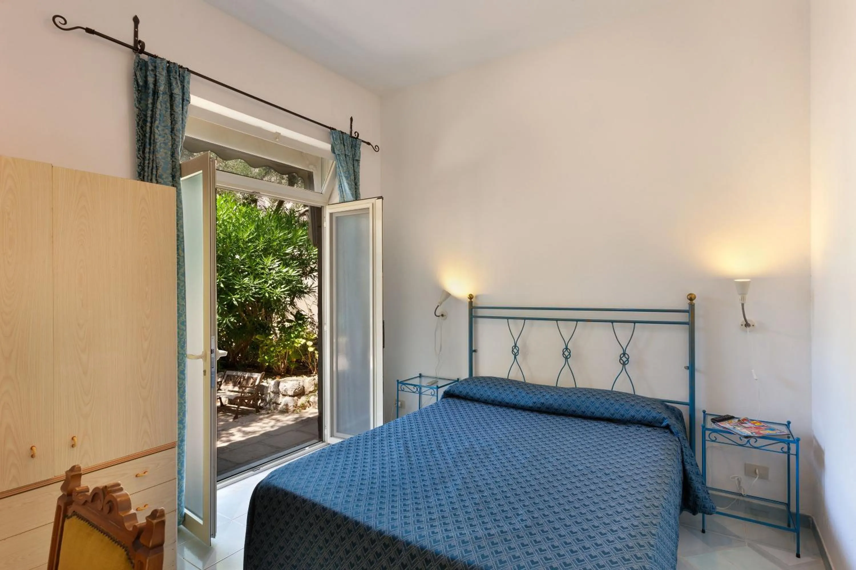 Bedroom, Bed in Villaggio Villa Lubrense