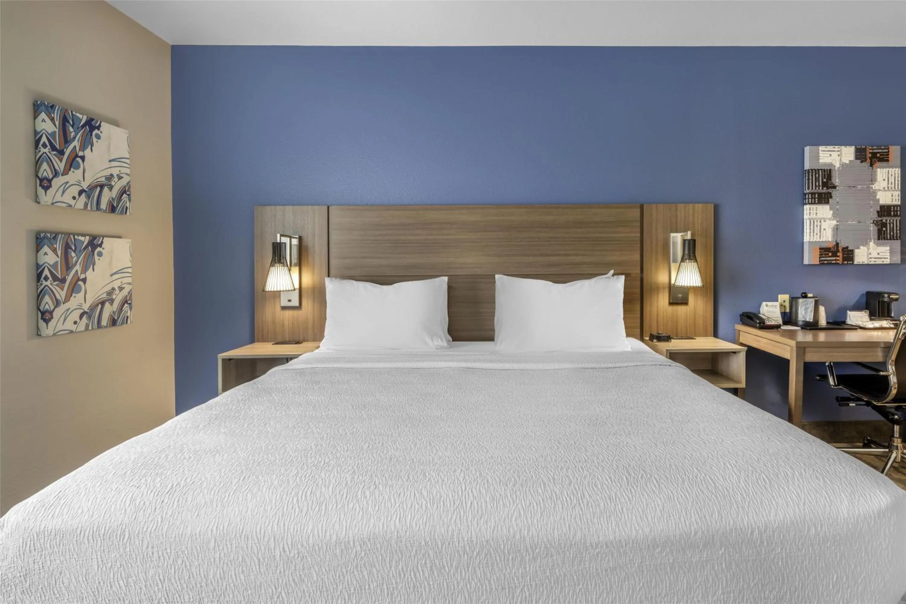 Bedroom, Bed in Best Western Plus Castlerock Inn & Suites