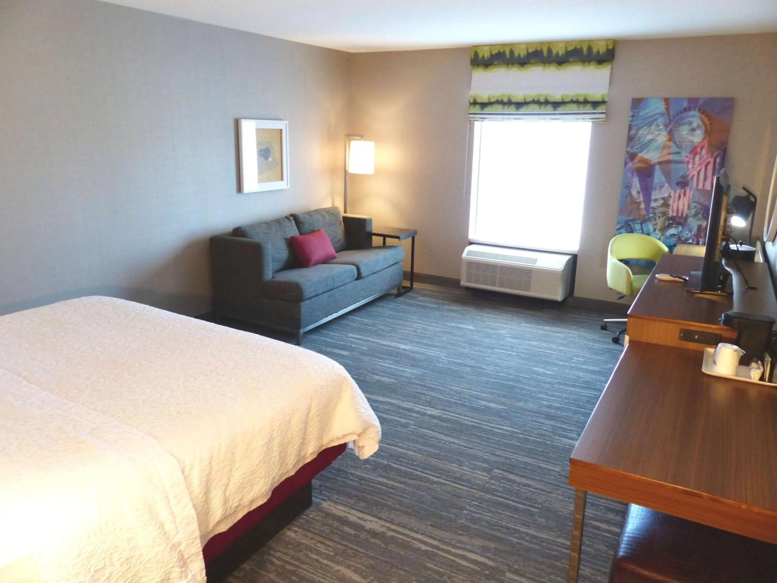 Bedroom, Bed in Hampton Inn By Hilton Paramus