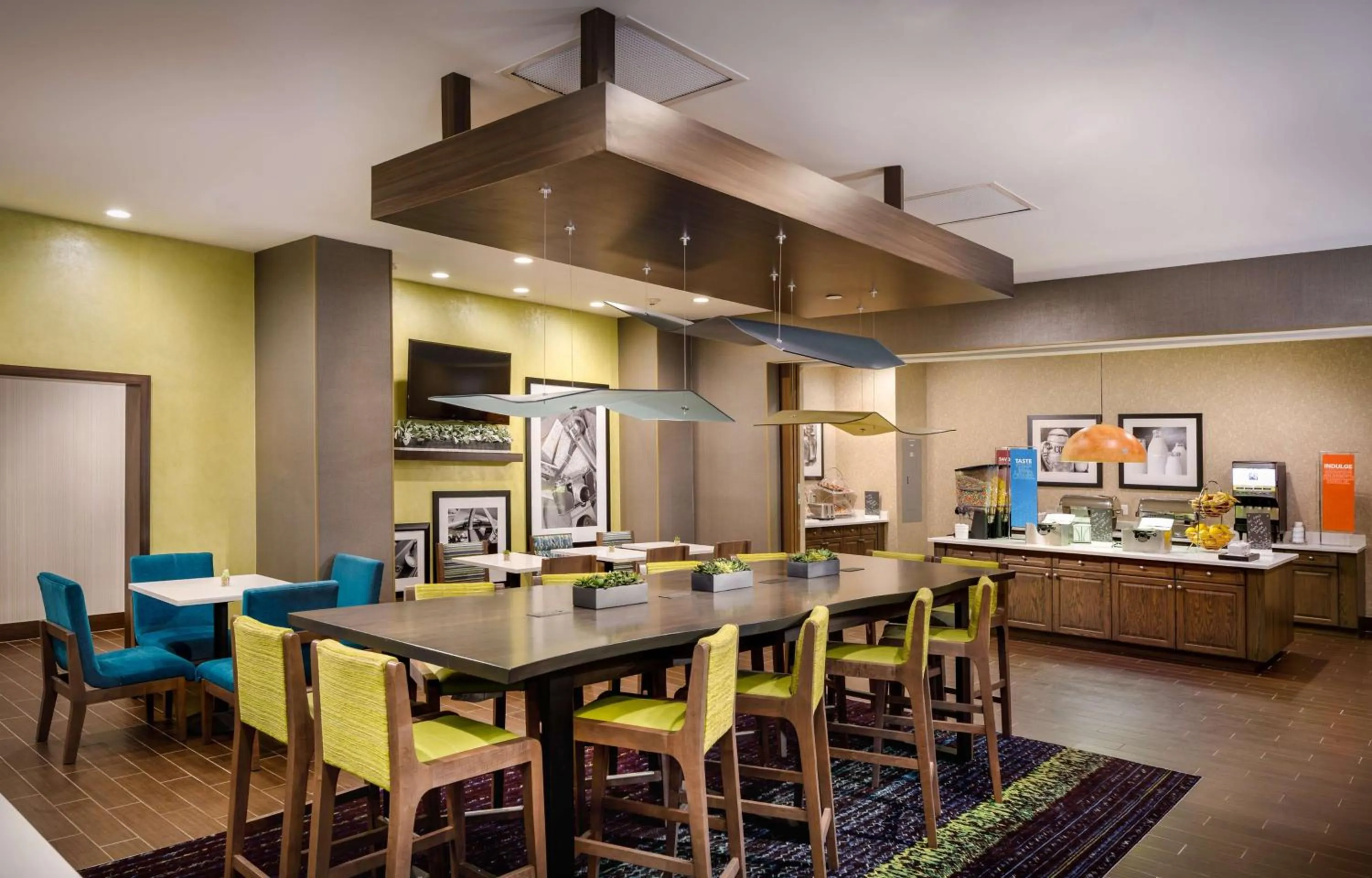 Dining area in Hampton Inn By Hilton Paramus