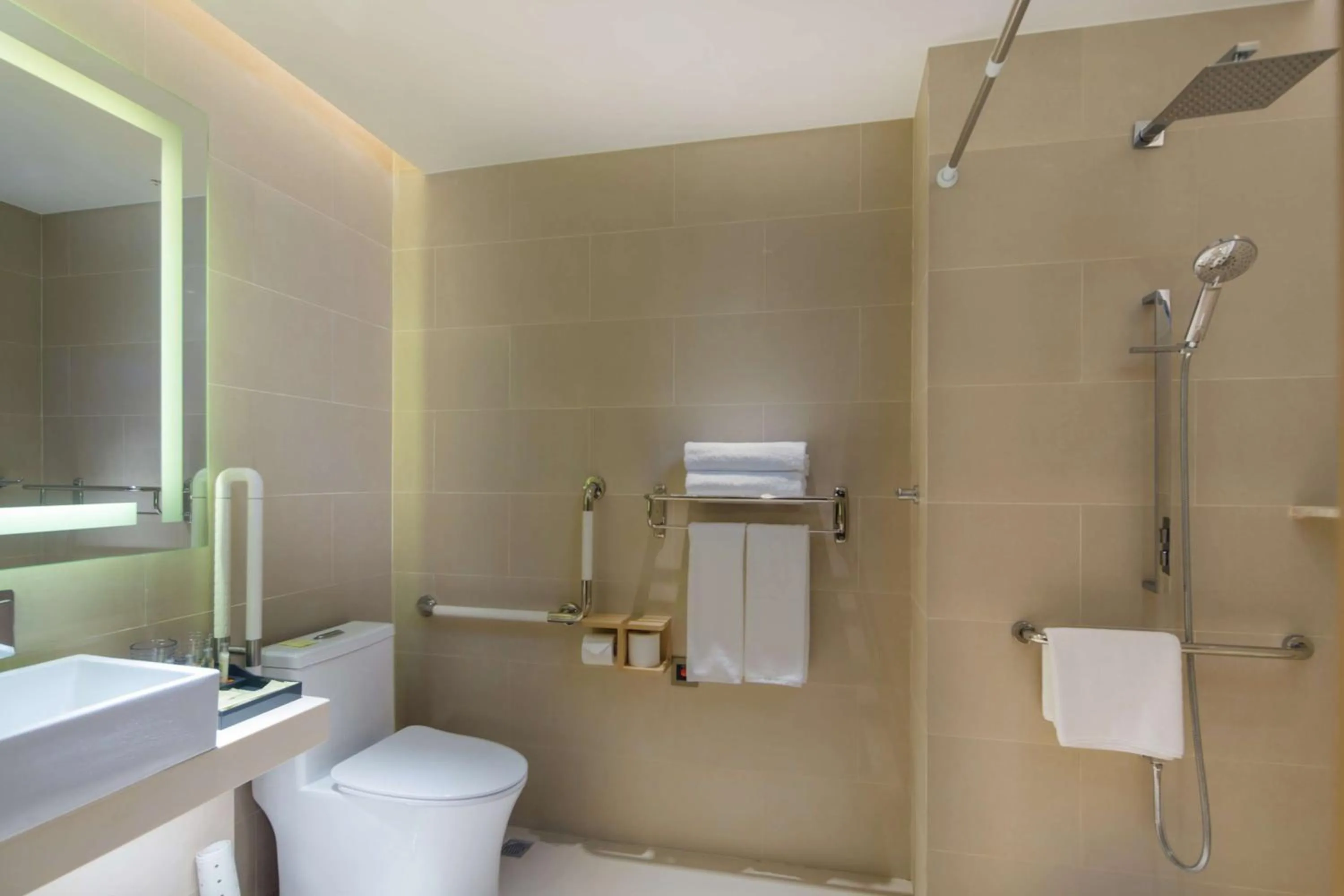 Bathroom in Hilton Garden Inn Qidong